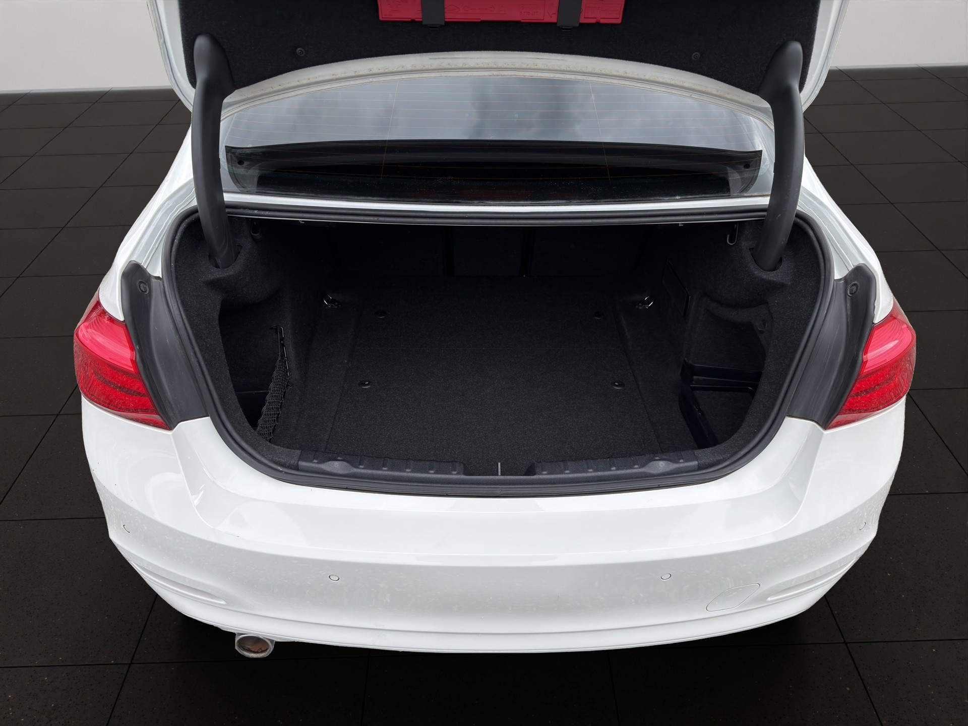 BMW 318d xDrive Sport Line-image-9