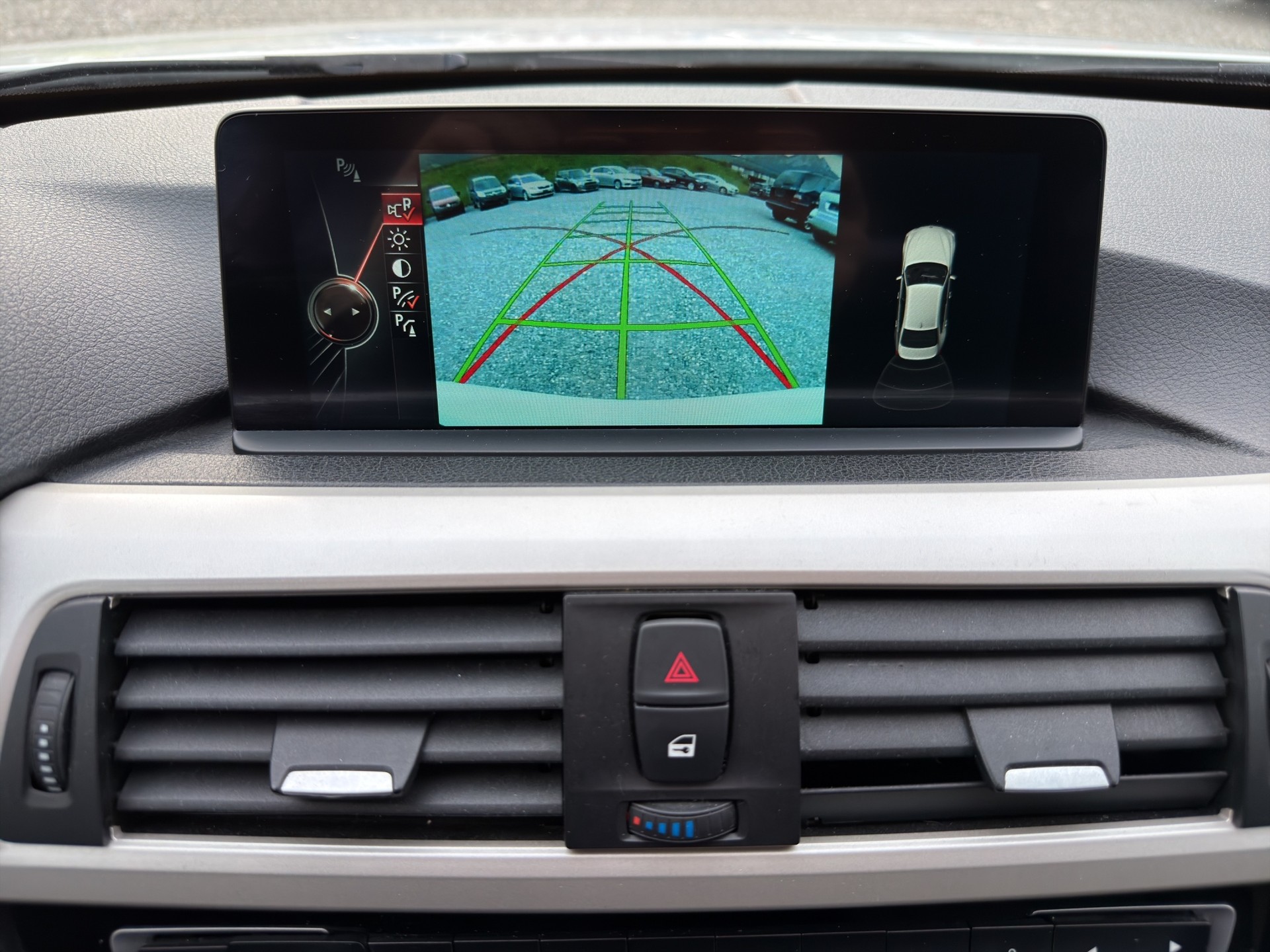 BMW 318d xDrive Sport Line-image-16