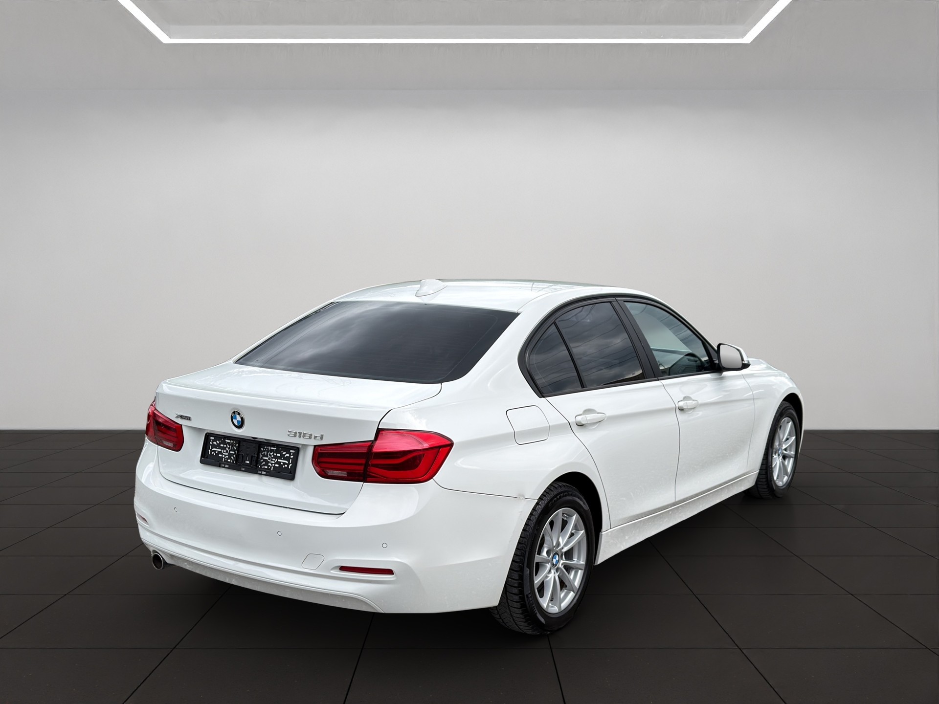 BMW 318d xDrive Sport Line-image-1