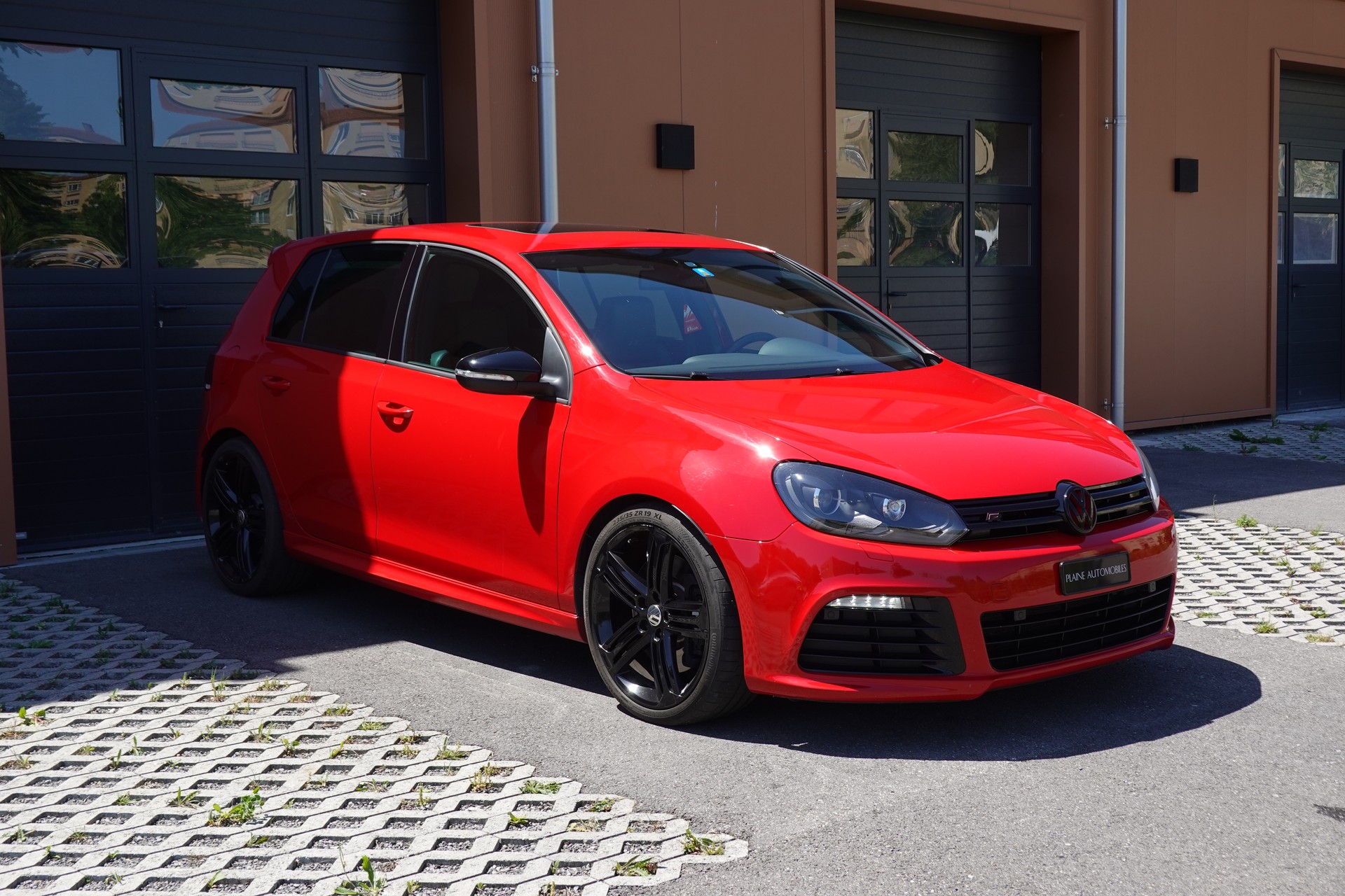 VW Golf 2.0 TSI R 4Motion DSG - " CH Auto * Capteur de recul * Toit Ouvrant * Phares Xenon "-showroom-element-2