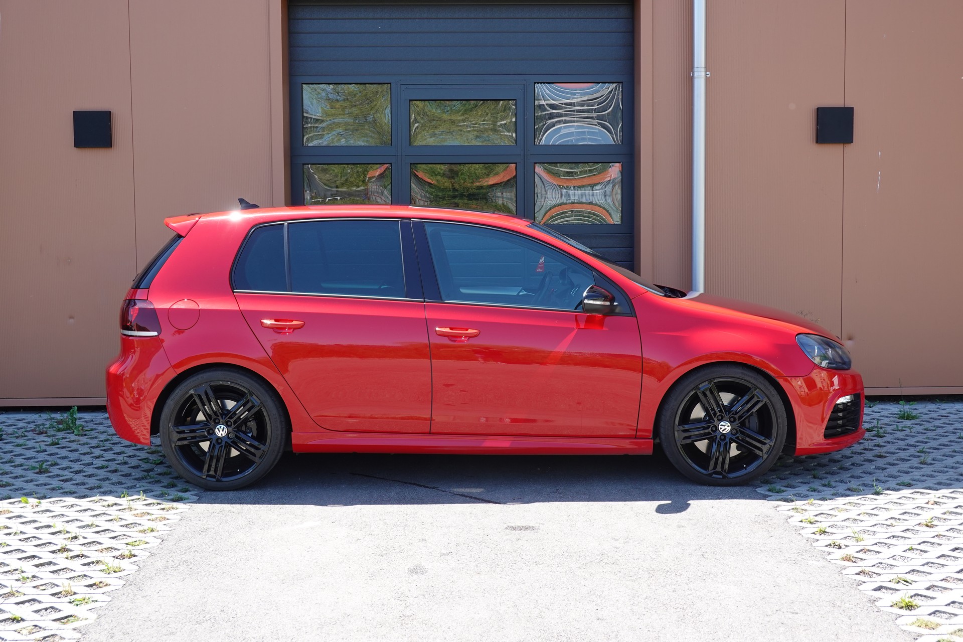 VW Golf 2.0 TSI R 4Motion DSG - " CH Auto * Capteur de recul * Toit Ouvrant * Phares Xenon "-showroom-element-3