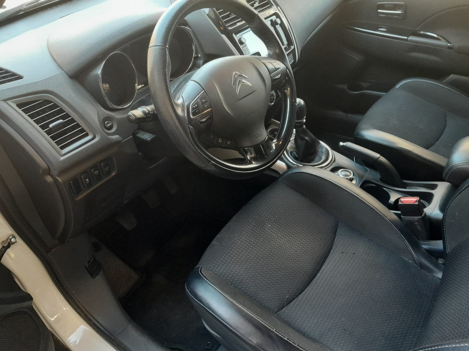 CITROEN C4 Aircross 1.6 HDi Collection 4WD-image-9