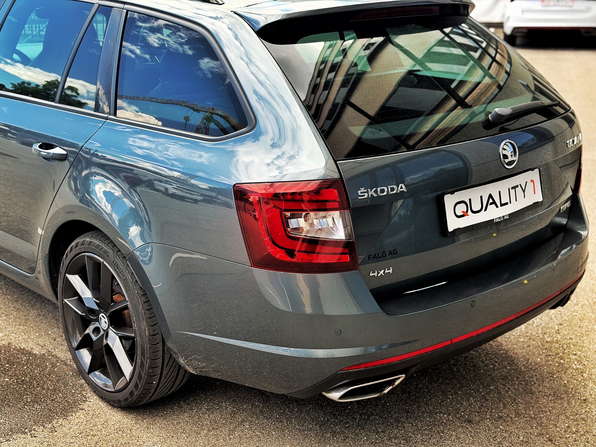 SKODA Octavia Combi 2.0 TDI RS 4x4 DSG-image-10