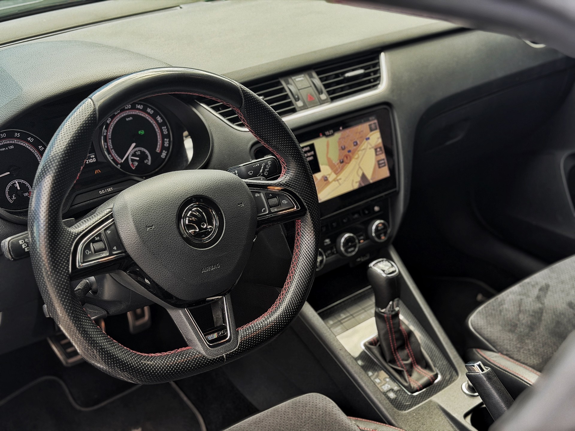 SKODA Octavia Combi 2.0 TDI RS 4x4 DSG-image-17