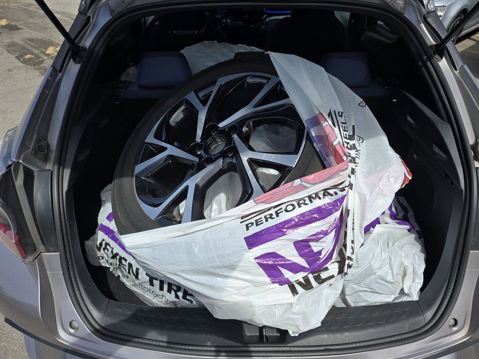 TOYOTA C-HR 1.2 Turbo Premium 4WD Multidrive S-image-12