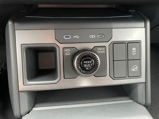 TOYOTA Hilux BEV Comfort AWD-image-13