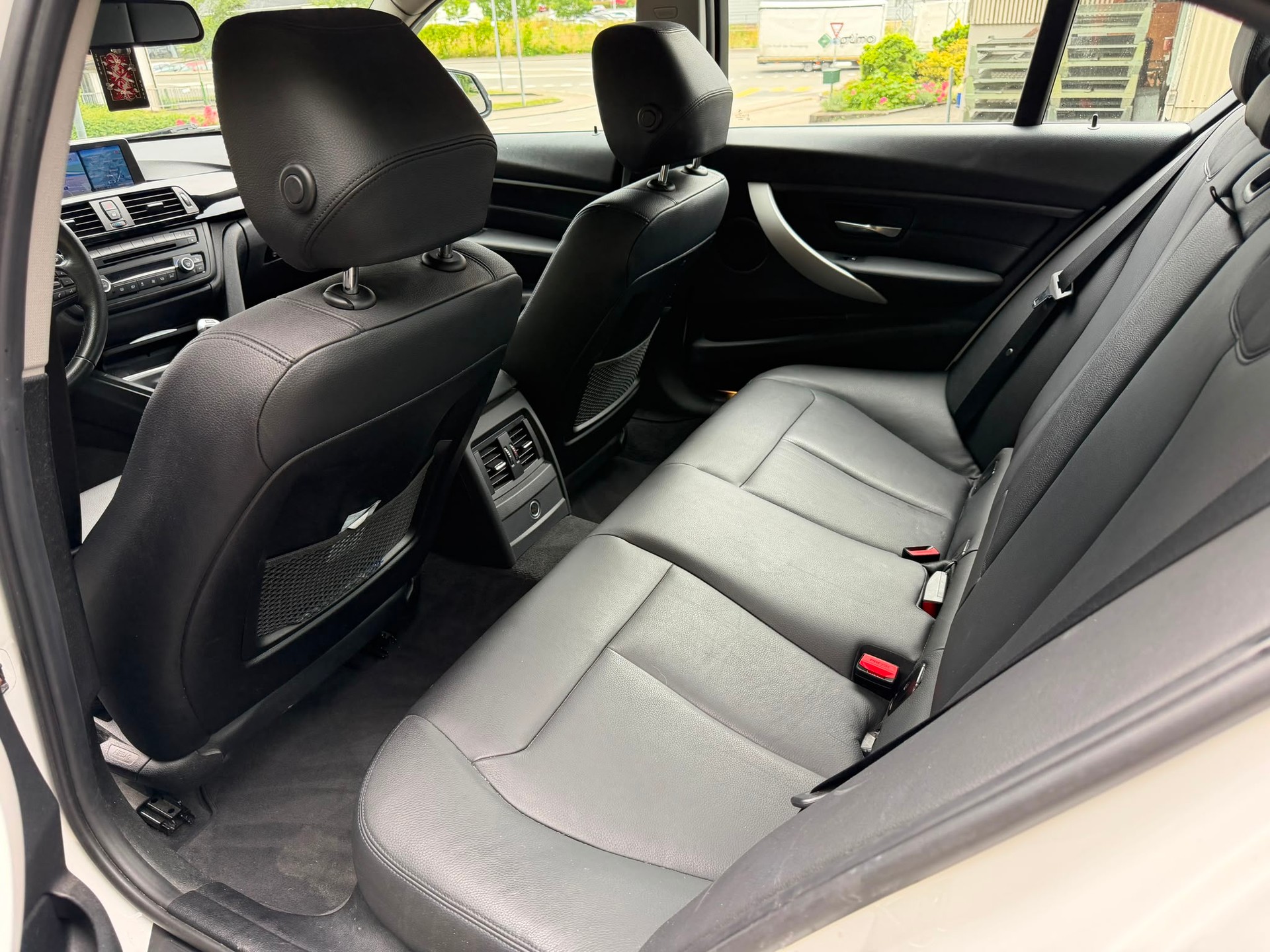 BMW 320d xDrive-image-5
