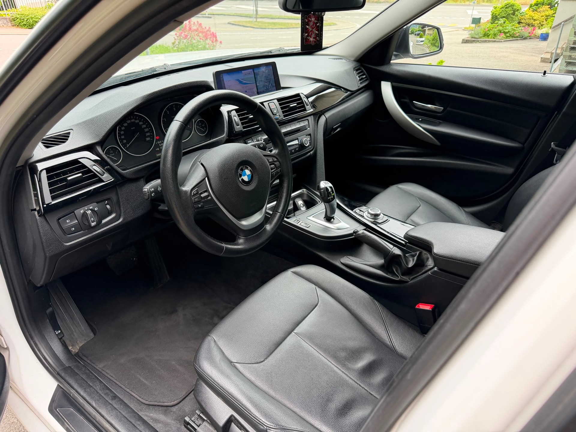 BMW 320d xDrive-image-4