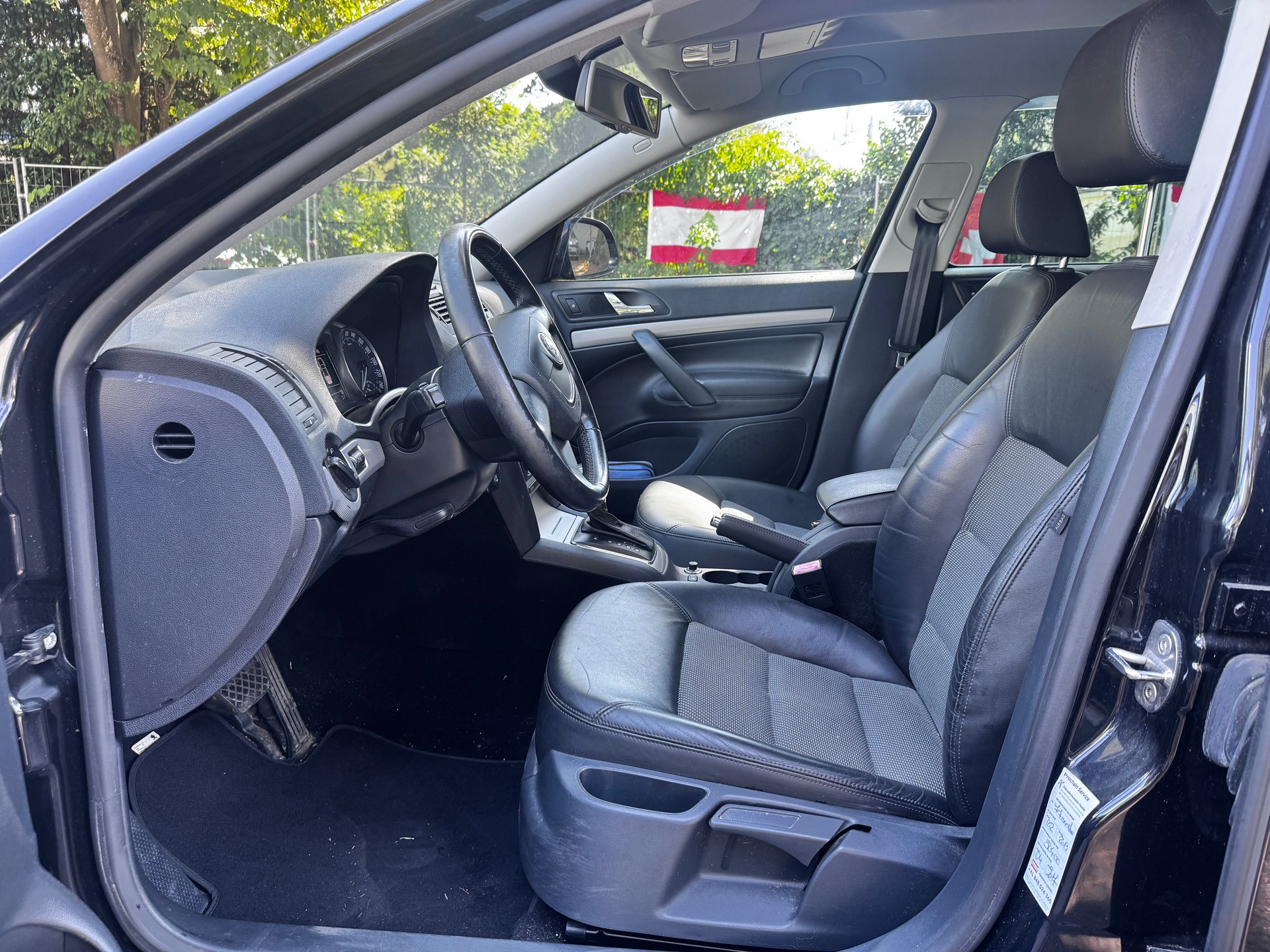 SKODA Octavia Combi 1.8 TSI Laurin & Klement DSG-image-5