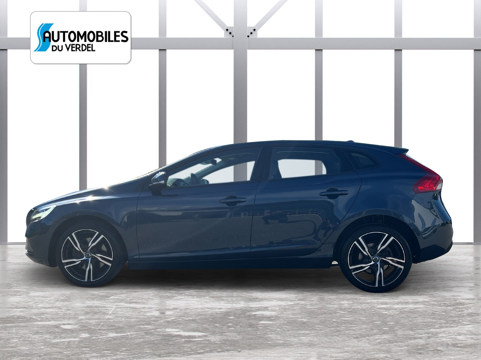 VOLVO V40 1.5 T2 Momentum S/S-image-1