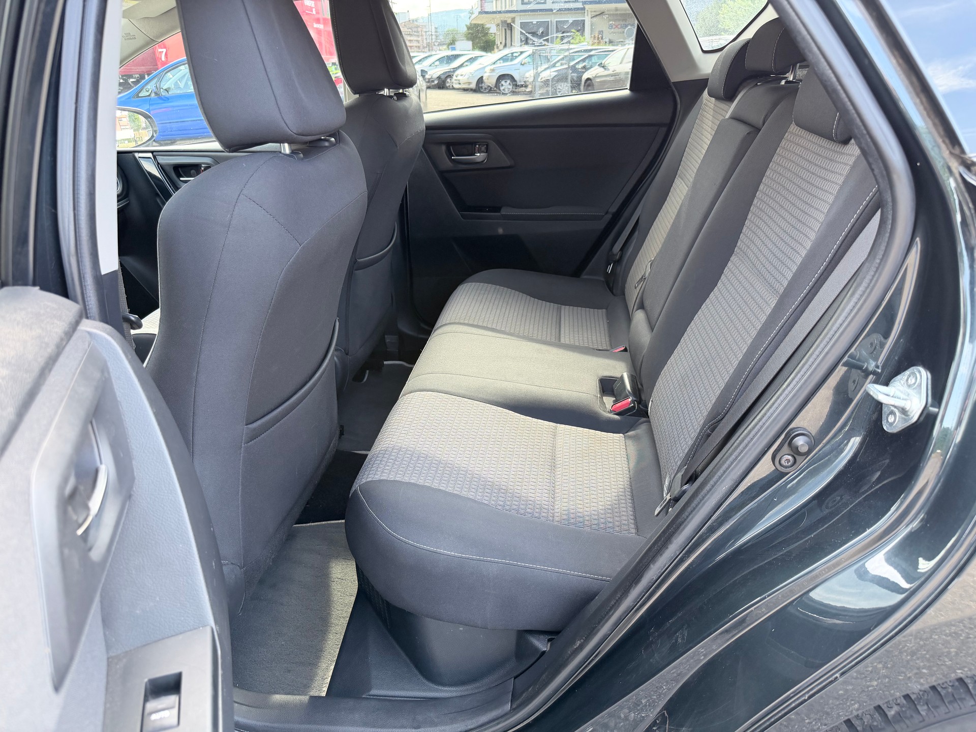 TOYOTA Auris 1.8 HSD Premium e-CVT-image-7