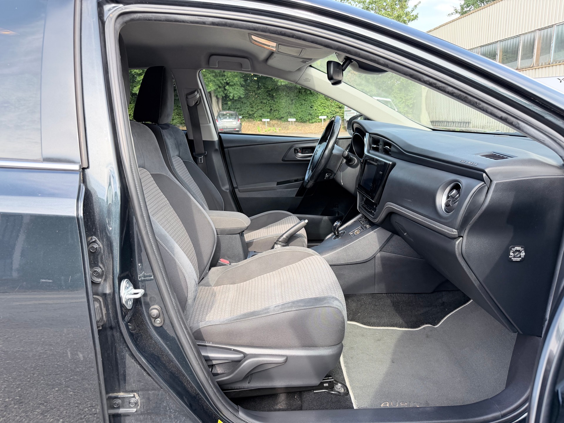 TOYOTA Auris 1.8 HSD Premium e-CVT-image-6
