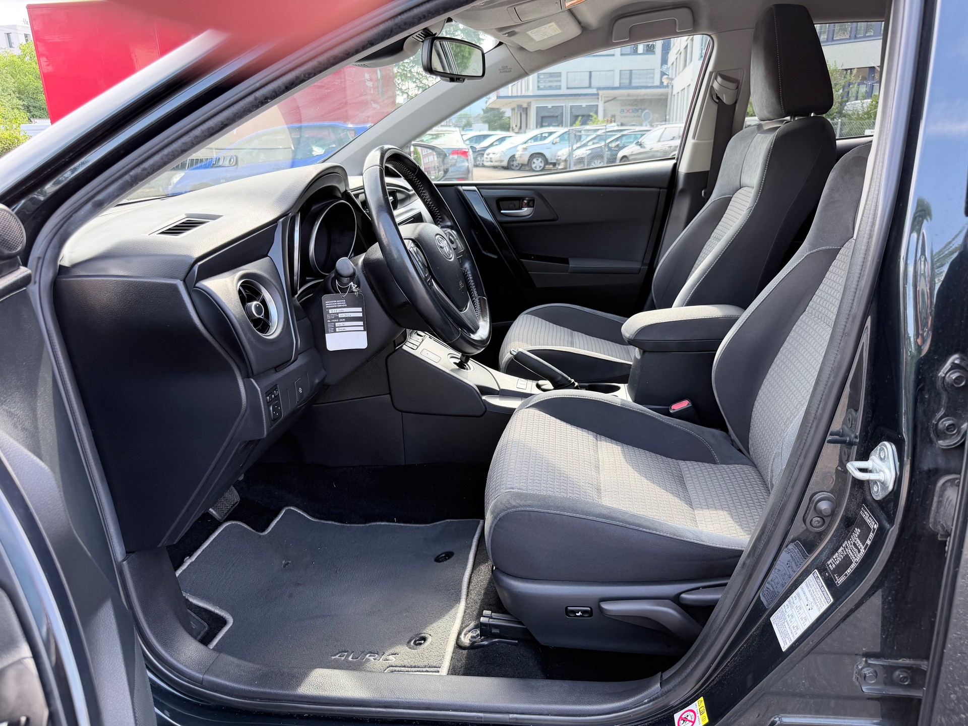 TOYOTA Auris 1.8 HSD Premium e-CVT-image-5