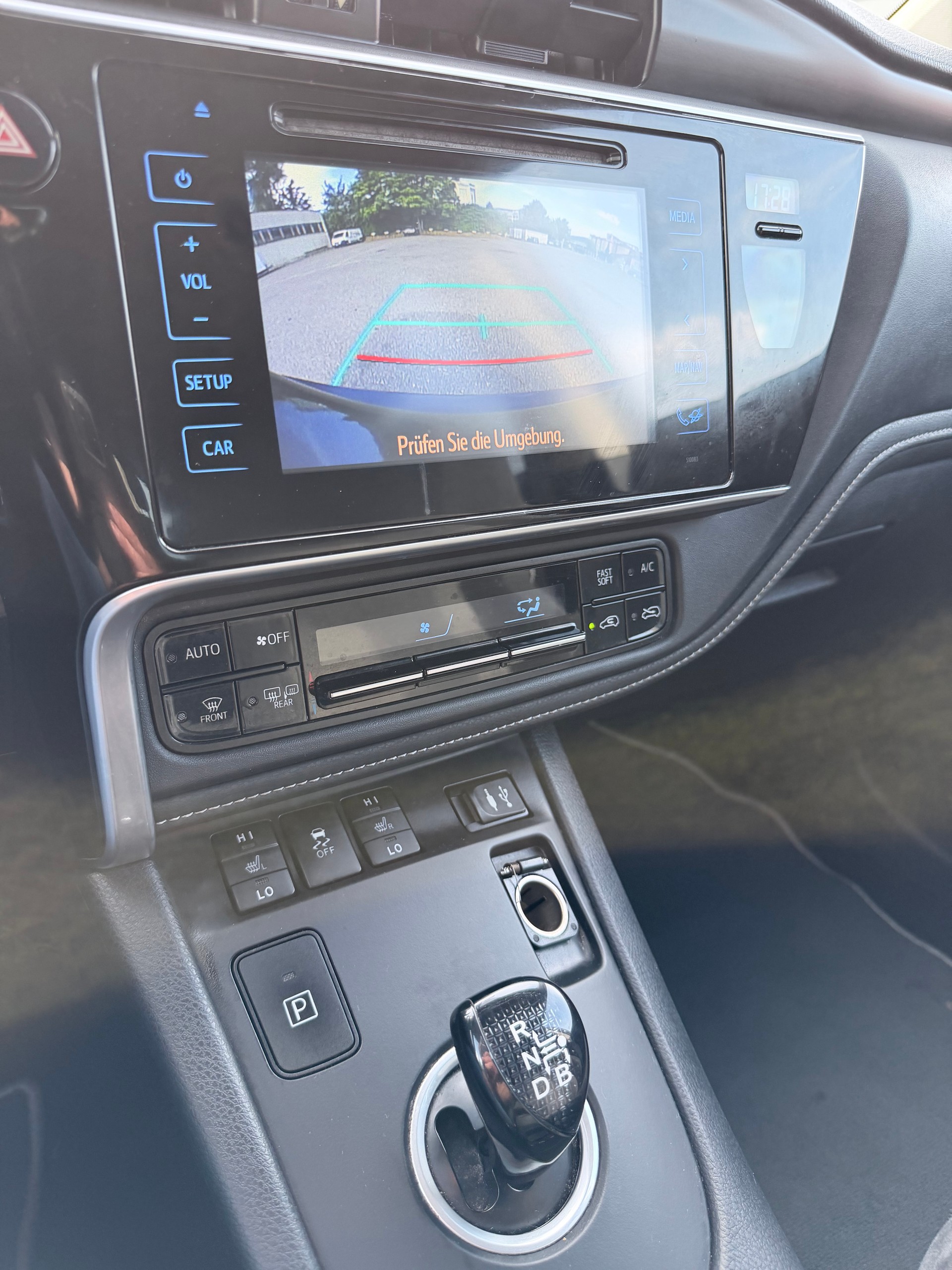 TOYOTA Auris 1.8 HSD Premium e-CVT-image-10