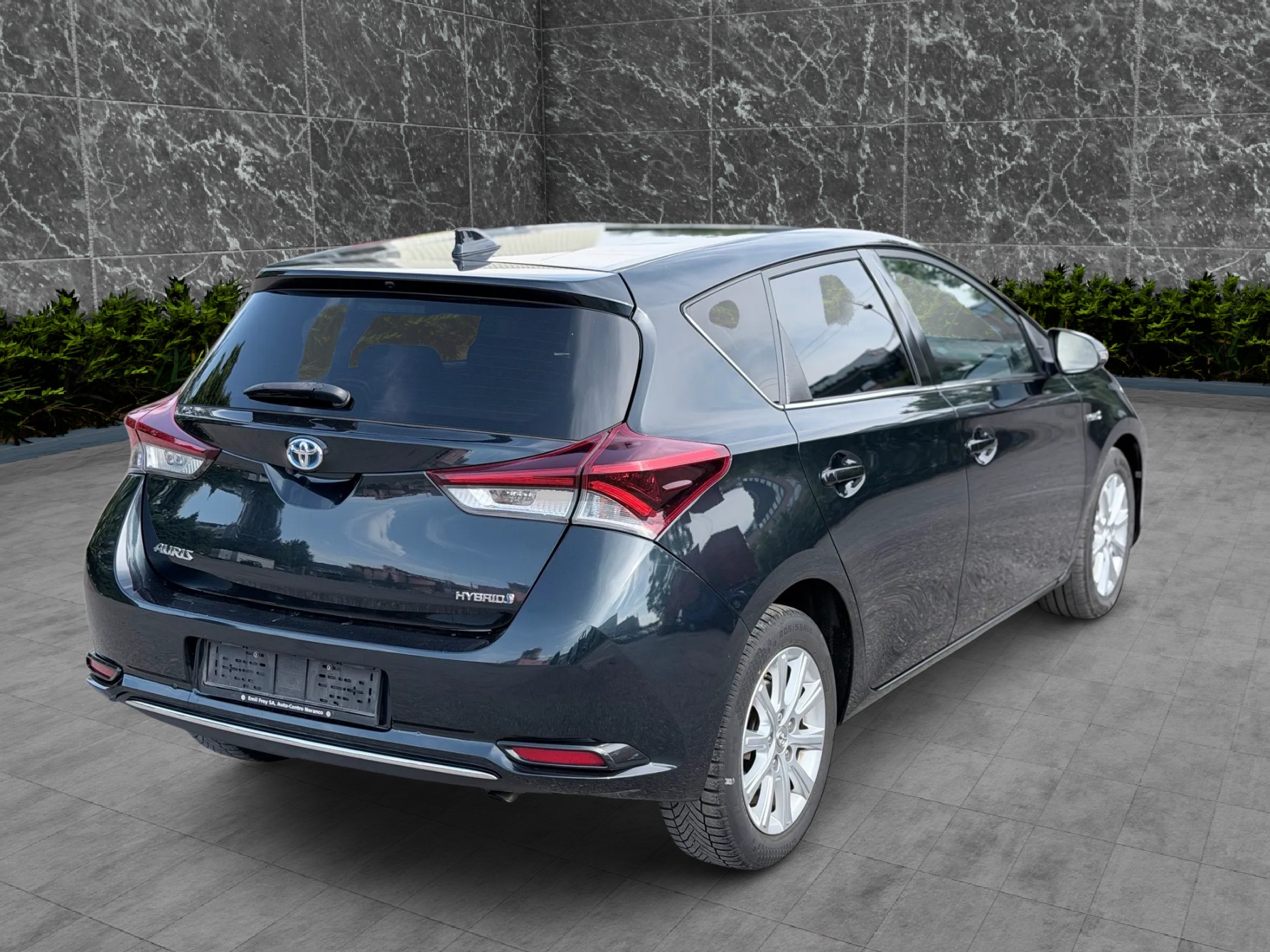 TOYOTA Auris 1.8 HSD Premium e-CVT-image-2
