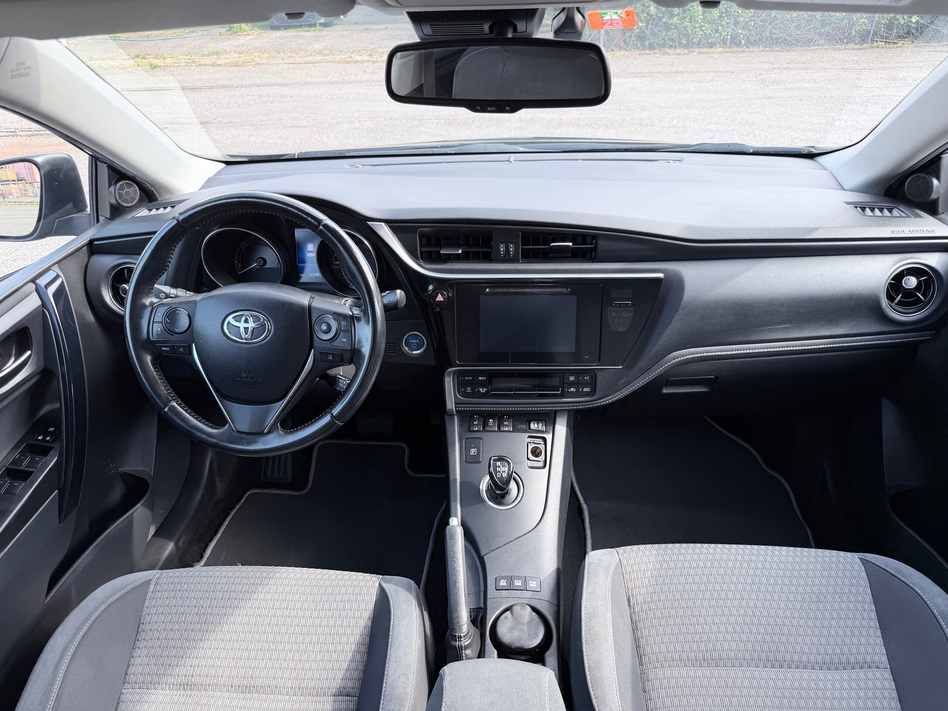 TOYOTA Auris 1.8 HSD Premium e-CVT-image-4