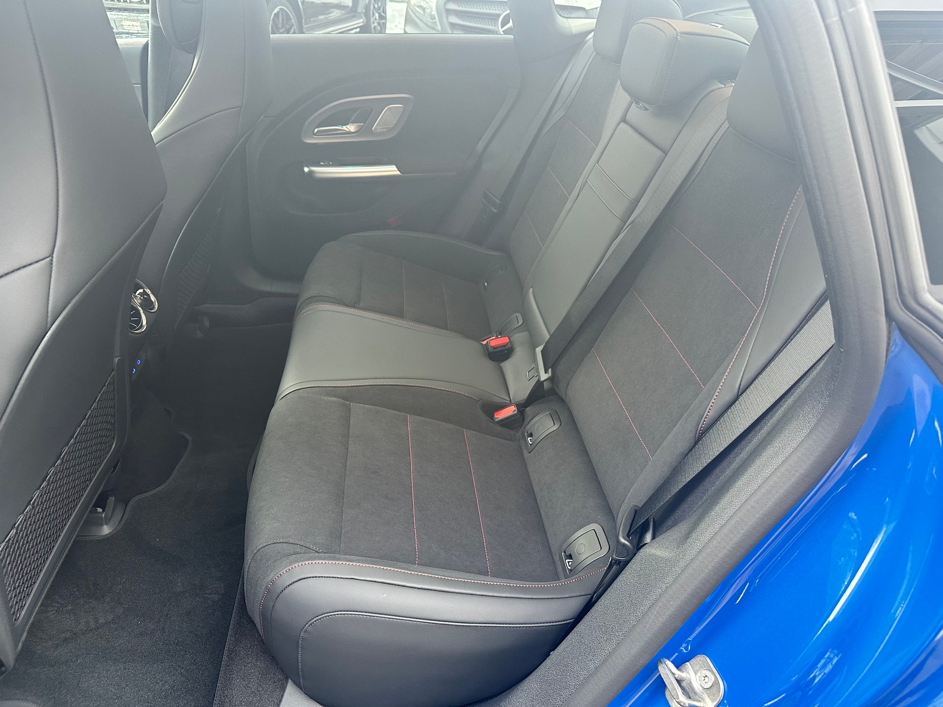 MERCEDES-BENZ CLA 350 AMG Line 4Matic-image-12
