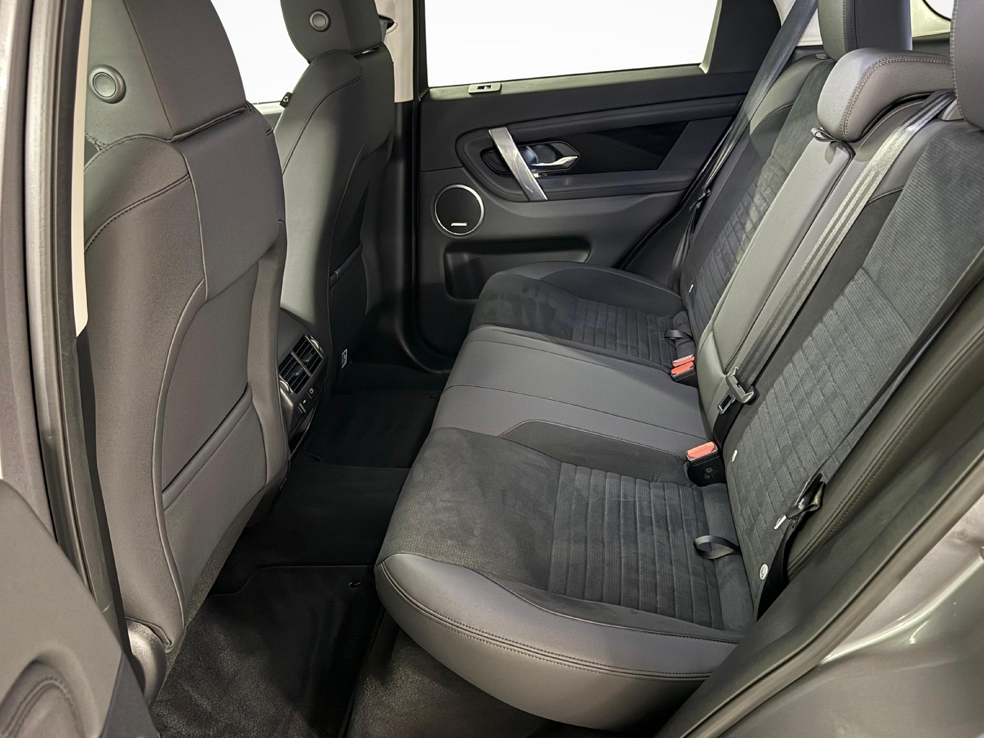 LAND ROVER Discovery Sport 2.0 TD4 165 SE-image-12
