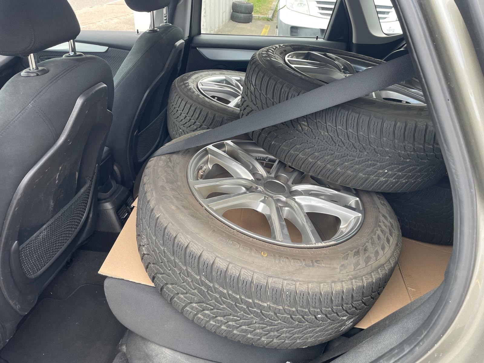 BMW 218i Active Tourer Steptronic-image-9