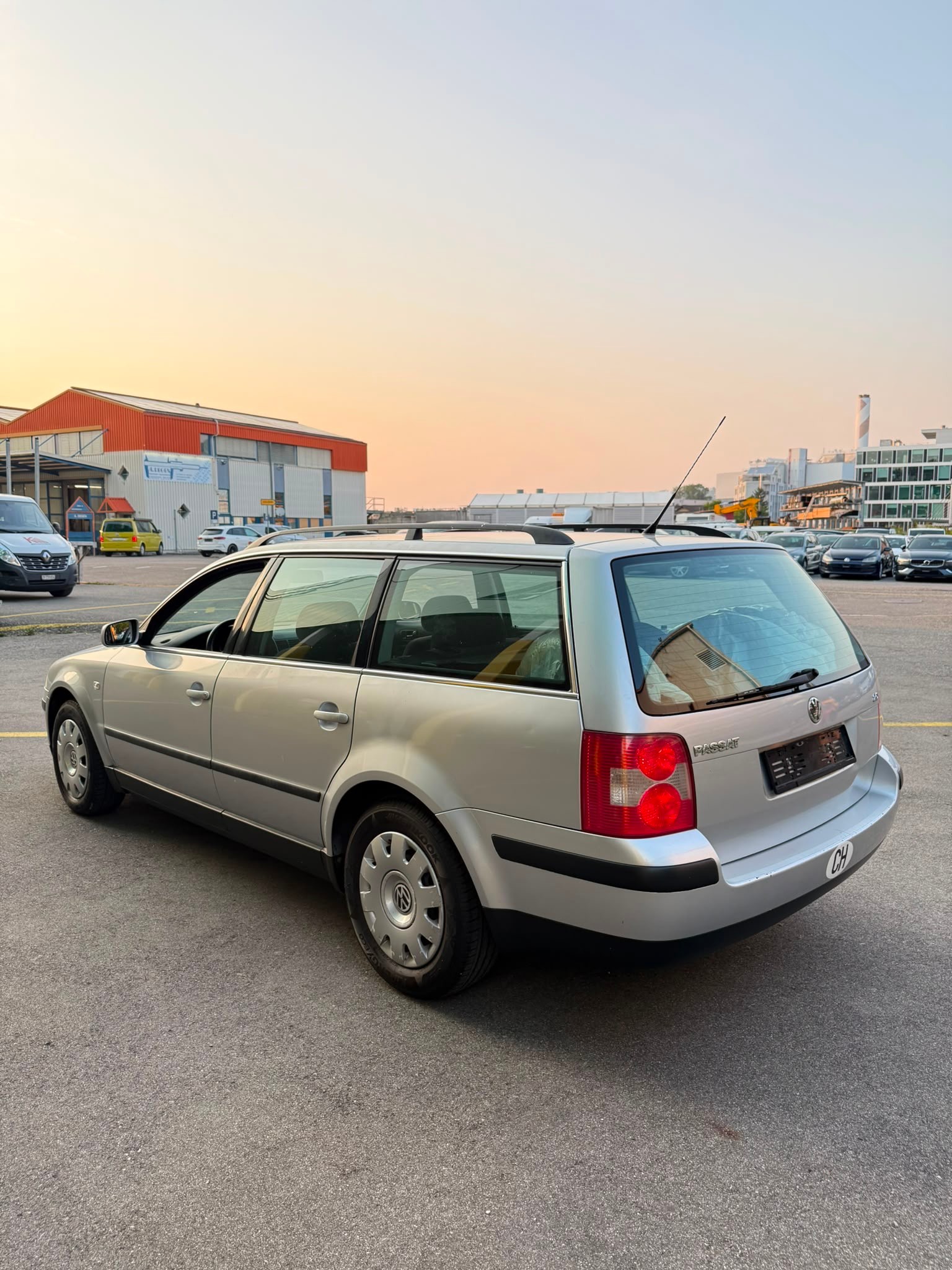 VW Passat Variant 2.0 Trendline-image-4