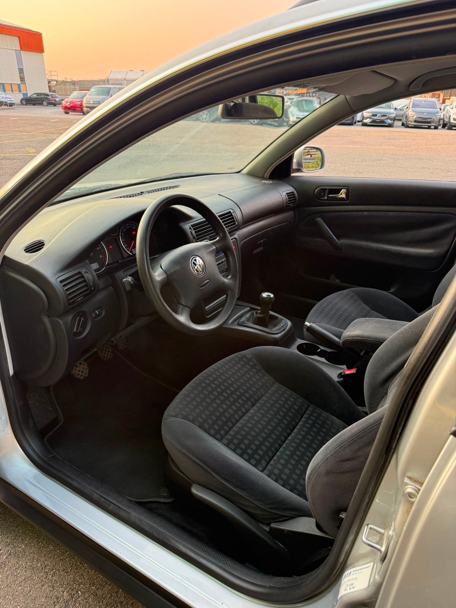 VW Passat Variant 2.0 Trendline-image-8