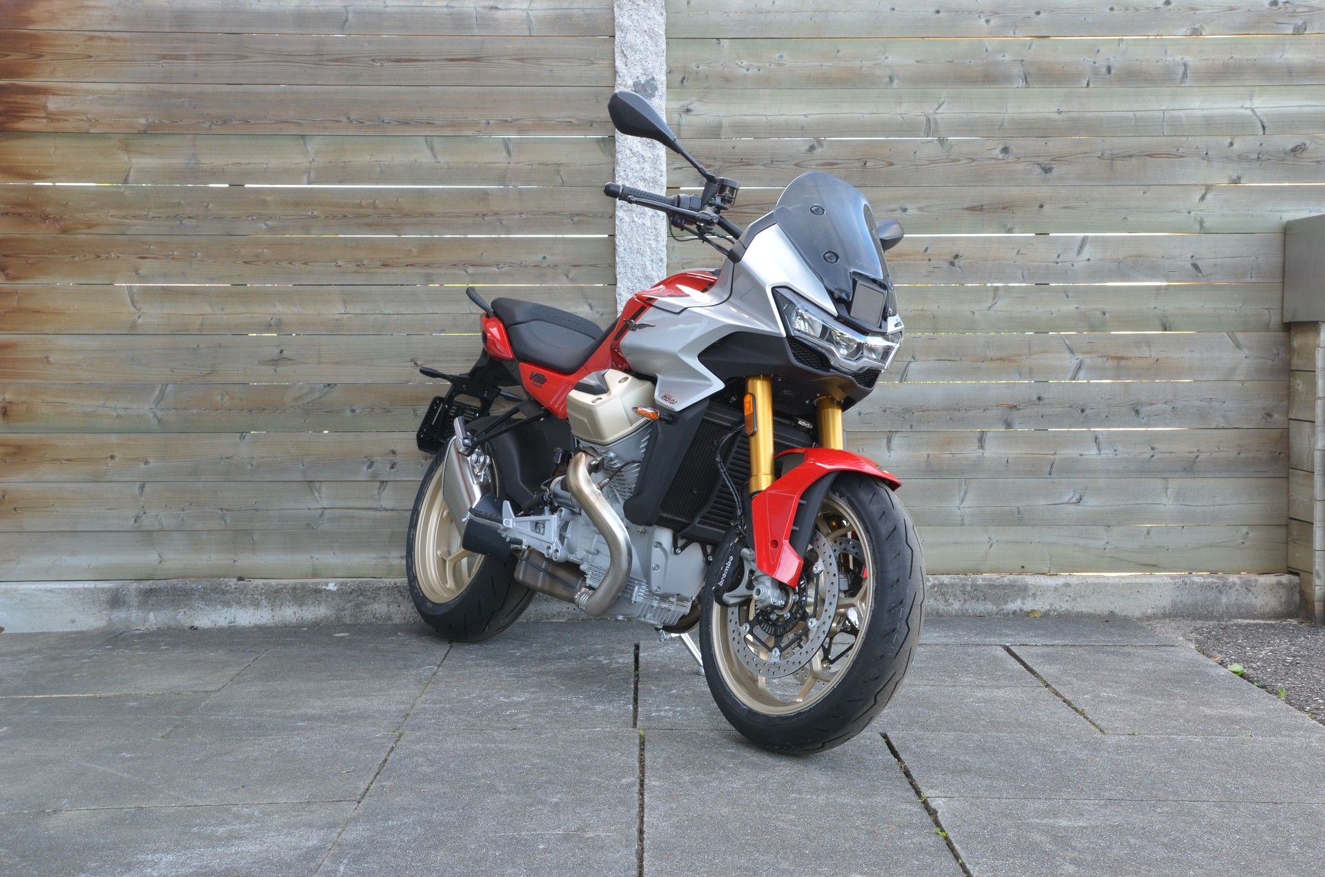 MOTO GUZZI V100 Mandello S-showroom-element-2