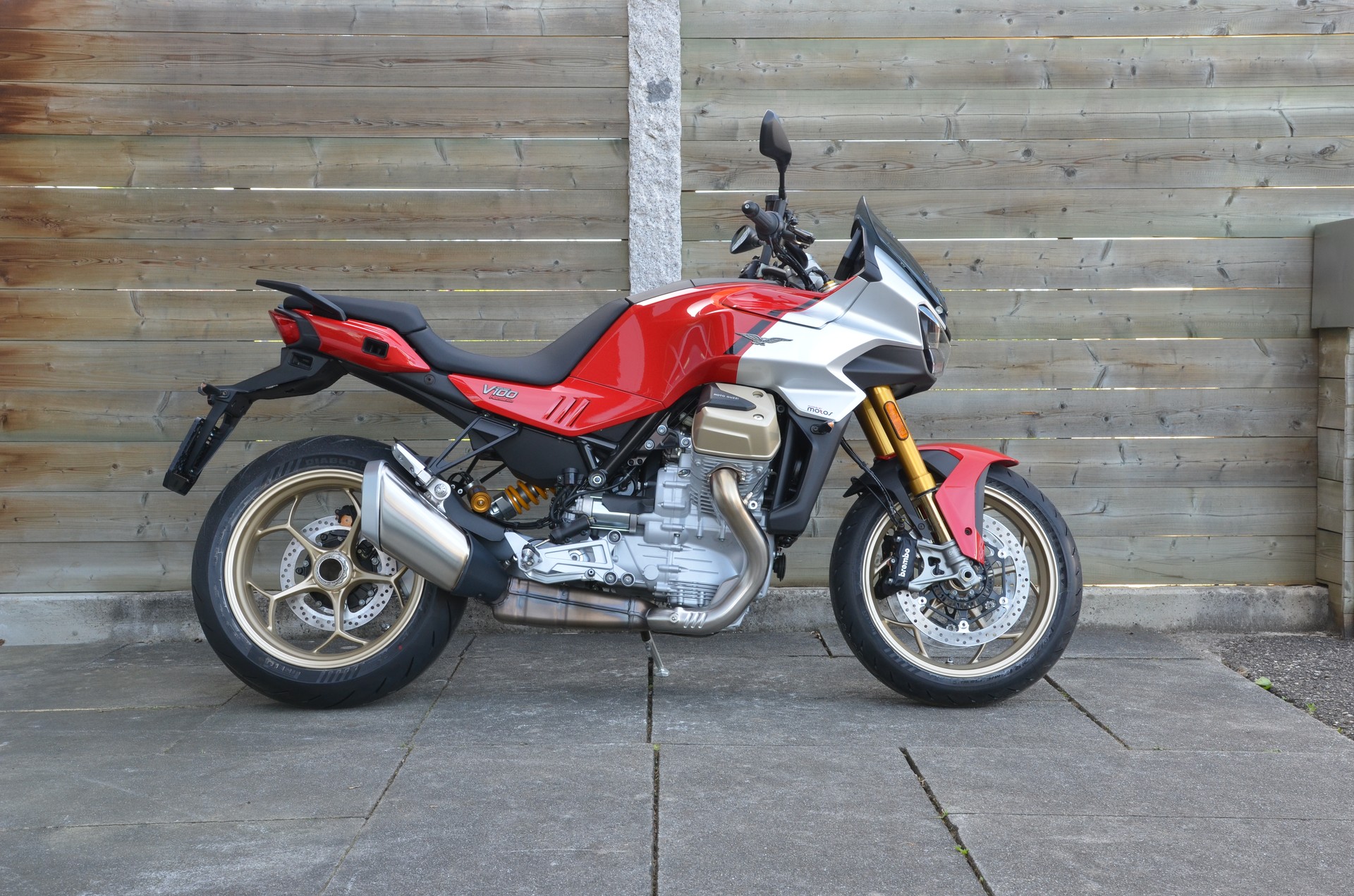 MOTO GUZZI V100 Mandello S-showroom-element-3