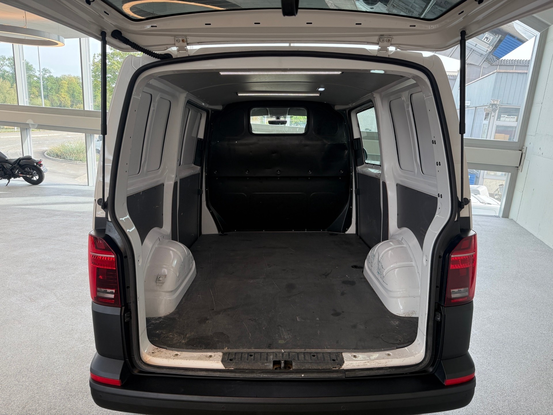 VW T6.1 2.0 TDI DSG-image-11