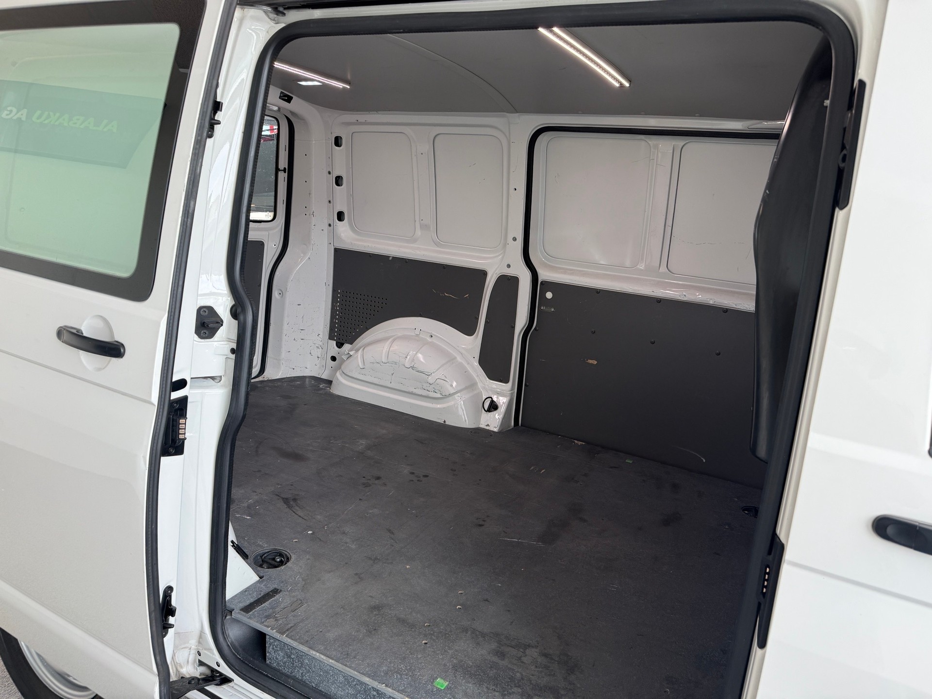 VW T6.1 2.0 TDI DSG-image-12