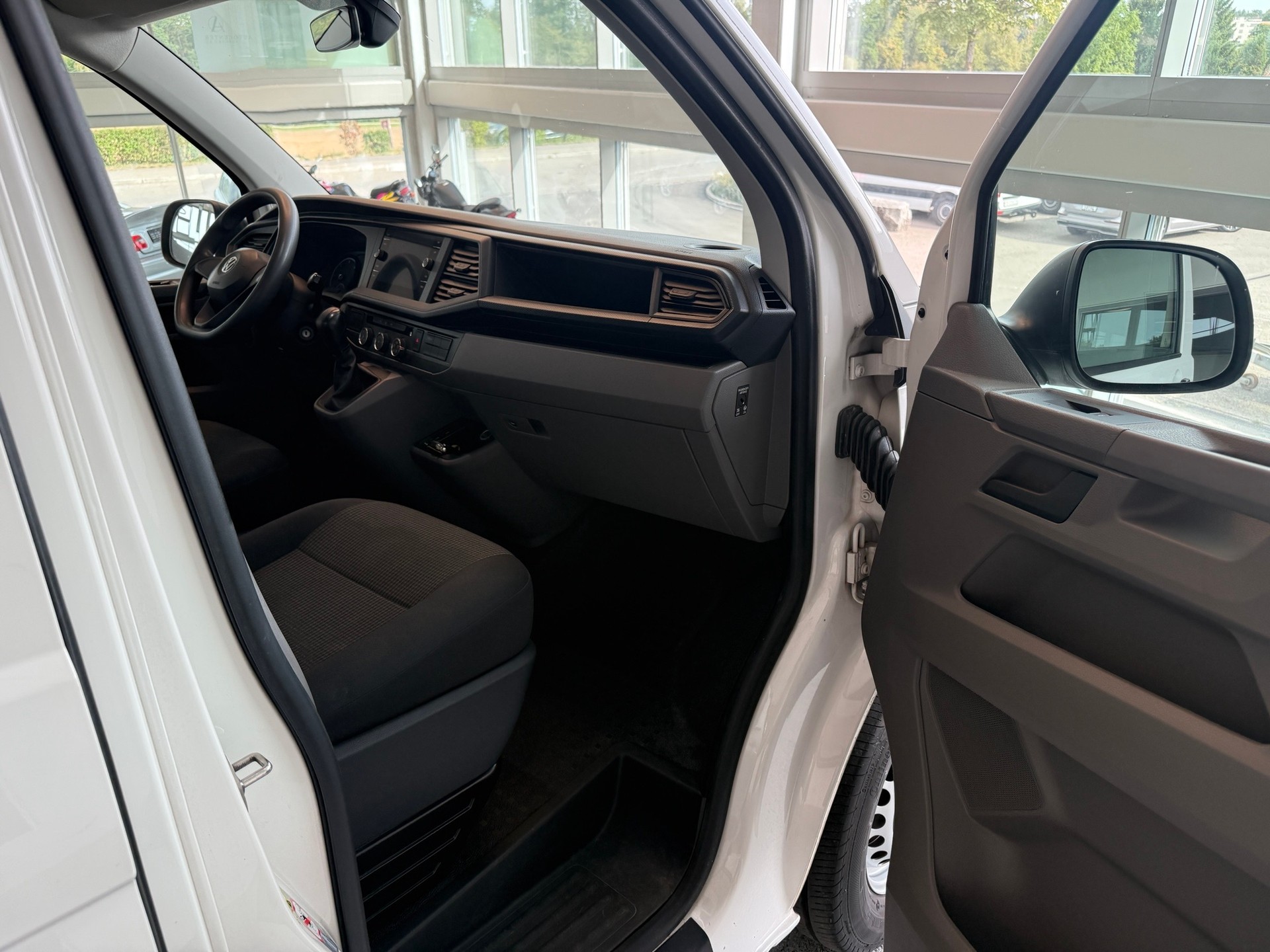 VW T6.1 2.0 TDI DSG-image-8