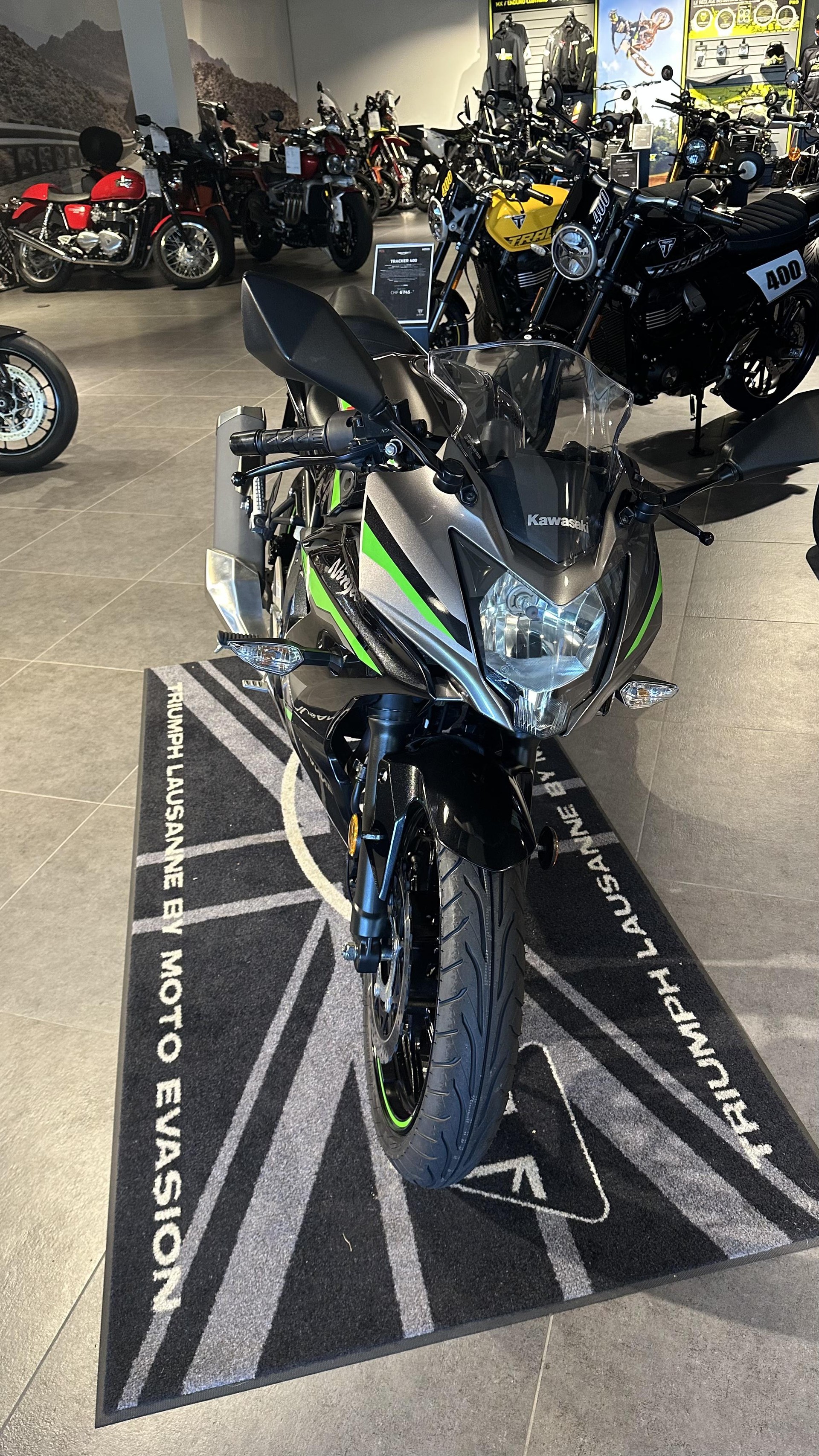 KAWASAKI Ninja 125-showroom-element-1