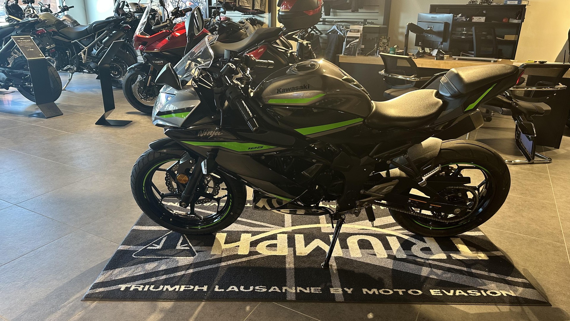 KAWASAKI Ninja 125-showroom-element-2