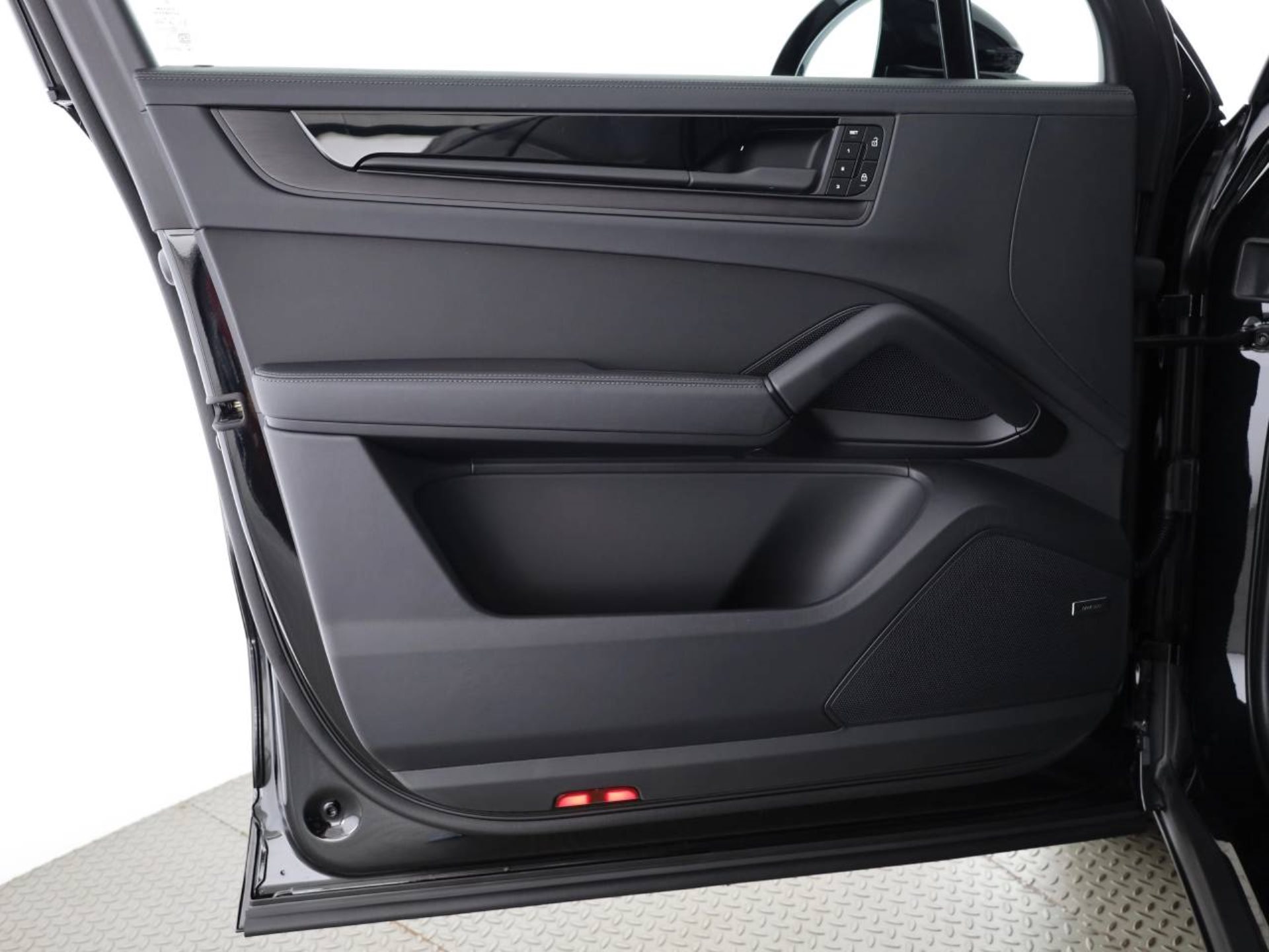 PORSCHE Cayenne E-Hybrid Black Edition-image-17