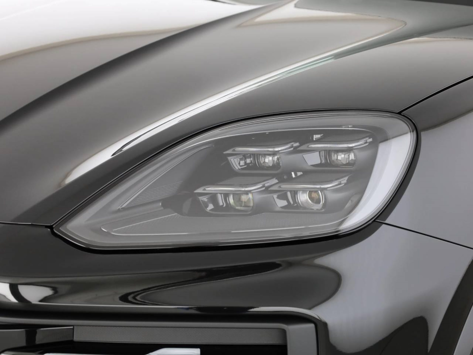 PORSCHE Cayenne E-Hybrid Black Edition-image-7