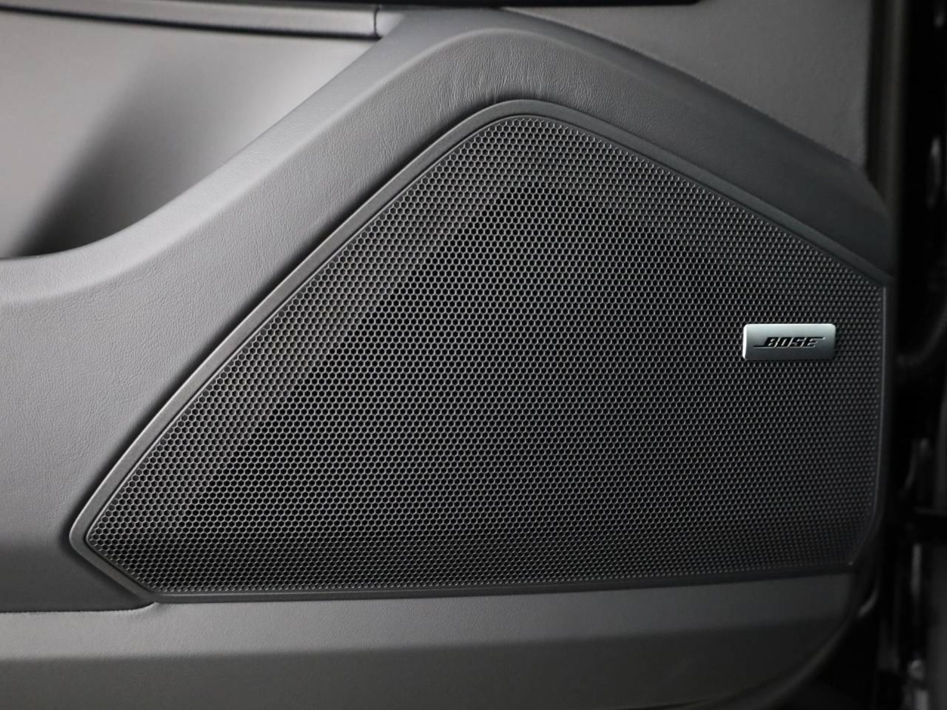 PORSCHE Cayenne E-Hybrid Black Edition-image-18