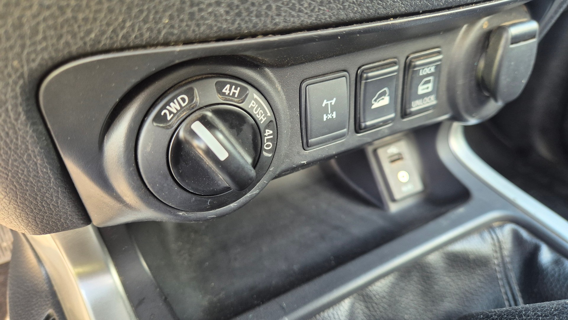 NISSAN Navara King Cab Visia 2.3 dCi 4WD-image-8