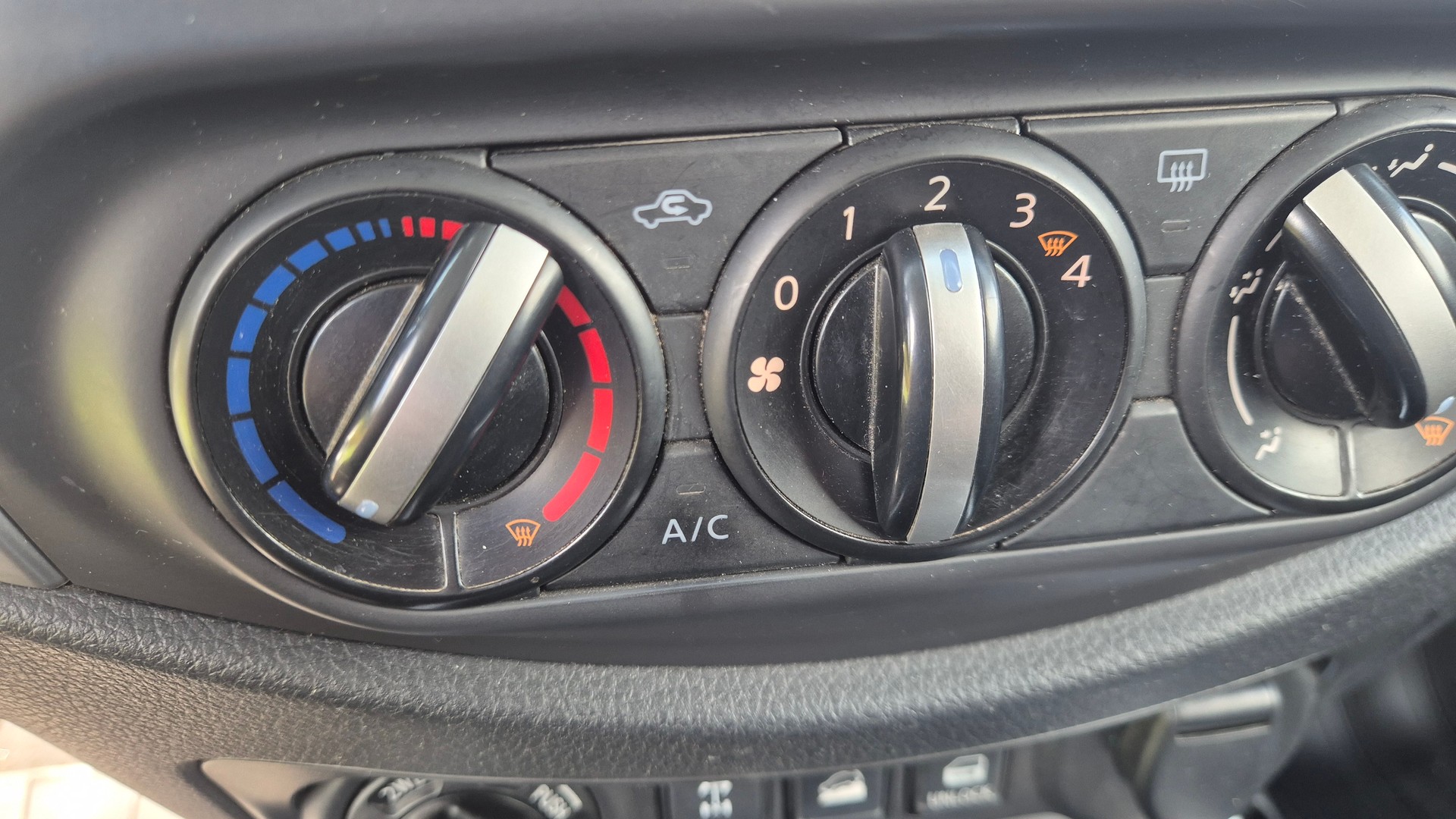 NISSAN Navara King Cab Visia 2.3 dCi 4WD-image-9