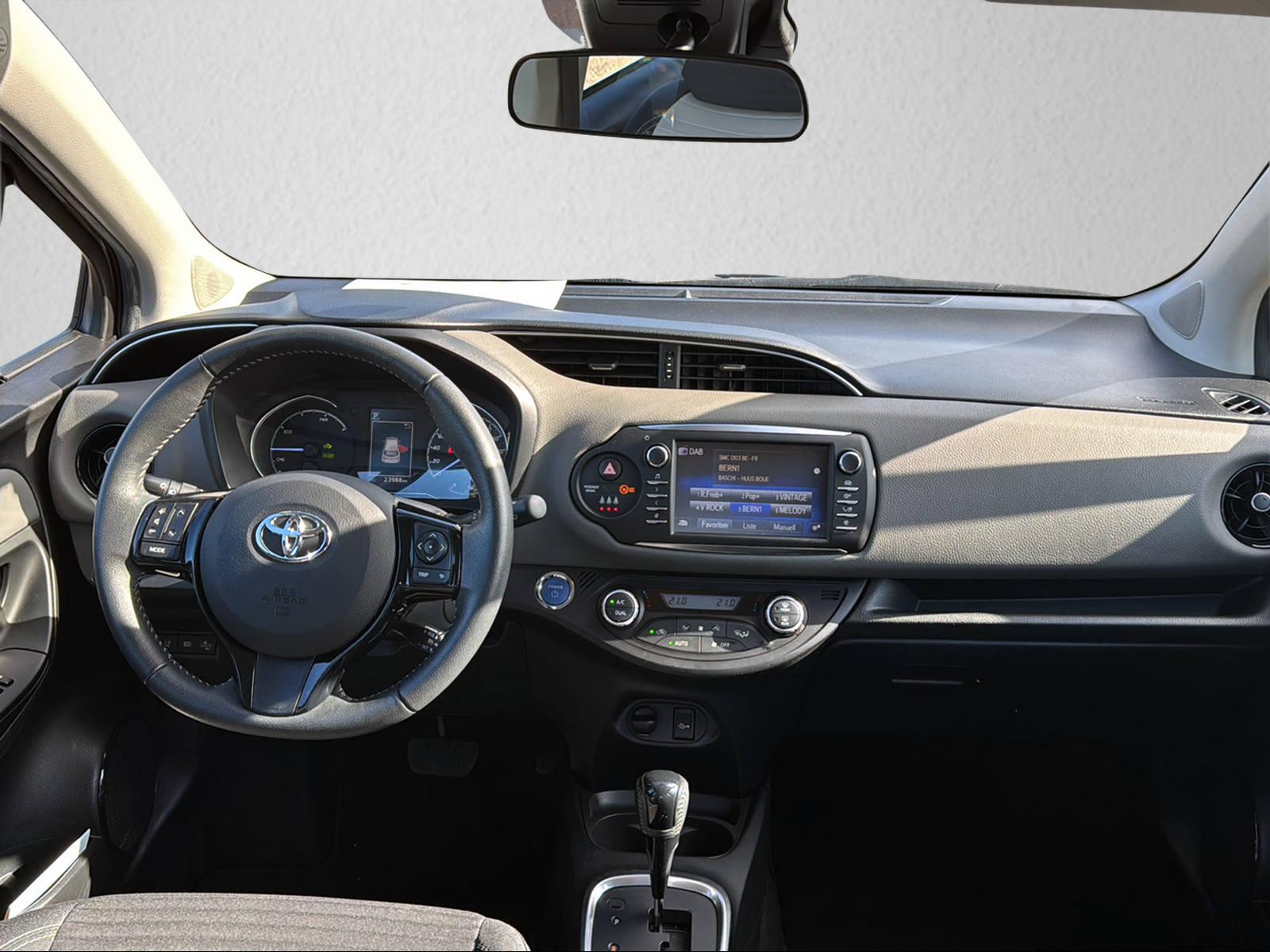 TOYOTA Yaris 1.5 VVT-i HSD Trend-image-12