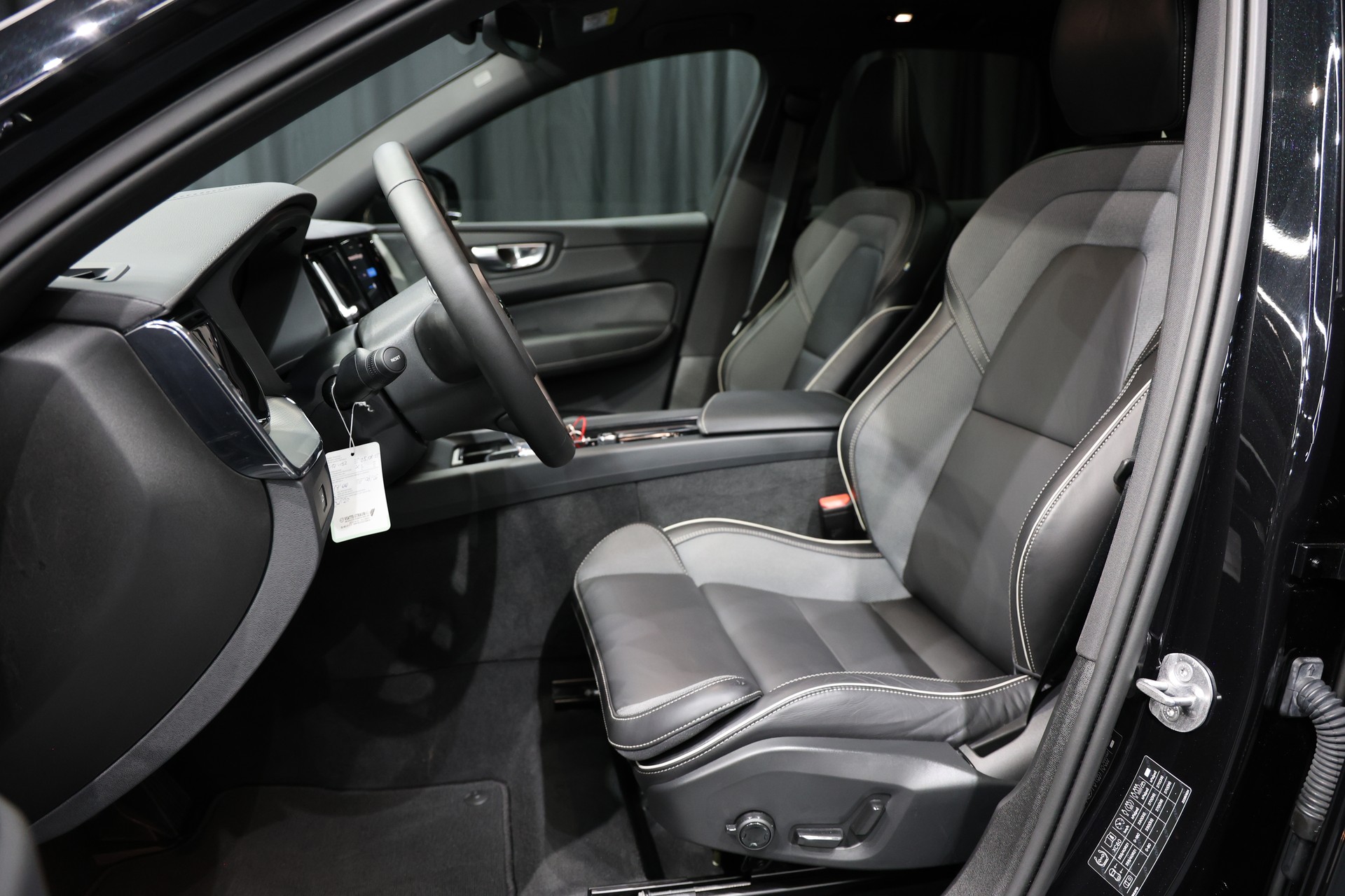 VOLVO XC60 B5 Benzin Mild Hybrid AWD Ultra Dark Geartronic-image-6