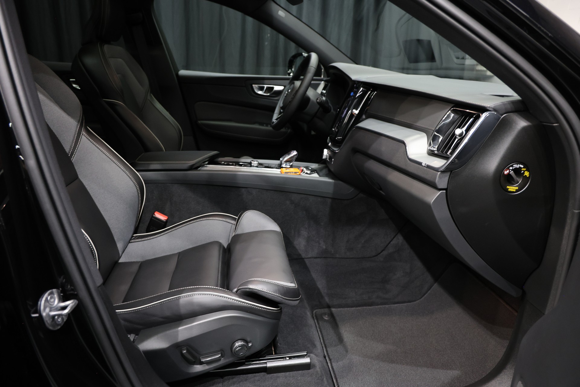 VOLVO XC60 B5 Benzin Mild Hybrid AWD Ultra Dark Geartronic-image-15