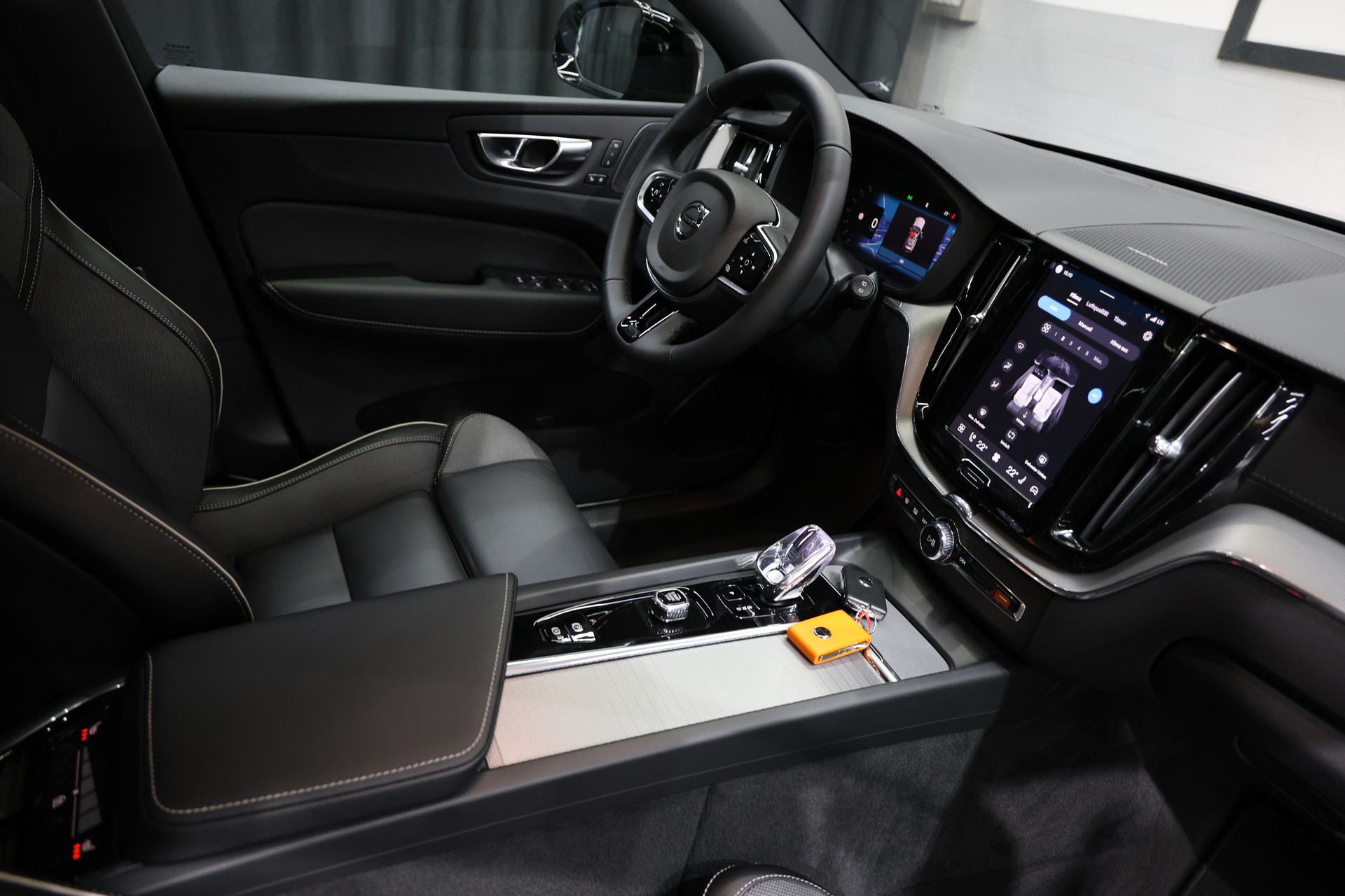 VOLVO XC60 B5 Benzin Mild Hybrid AWD Ultra Dark Geartronic-image-14