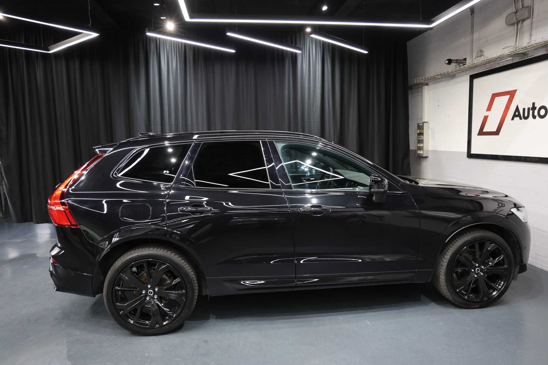 VOLVO XC60 B5 Benzin Mild Hybrid AWD Ultra Dark Geartronic-image-1