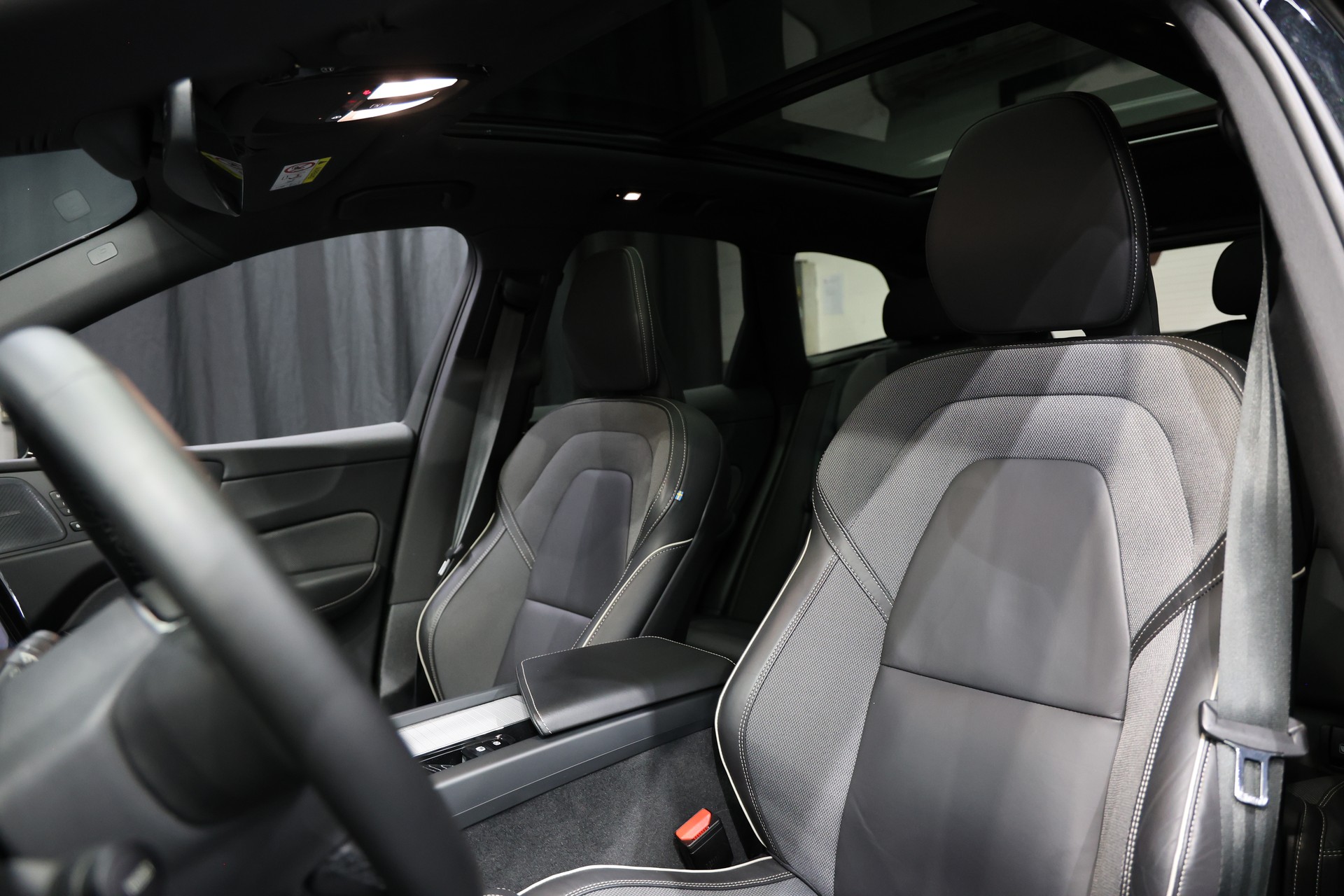 VOLVO XC60 B5 Benzin Mild Hybrid AWD Ultra Dark Geartronic-image-4
