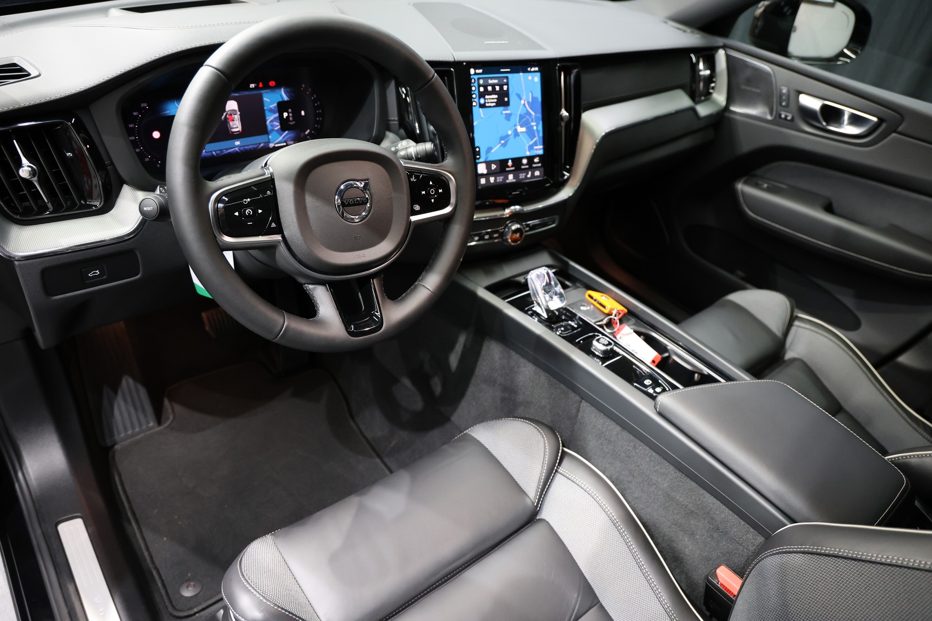 VOLVO XC60 B5 Benzin Mild Hybrid AWD Ultra Dark Geartronic-image-7