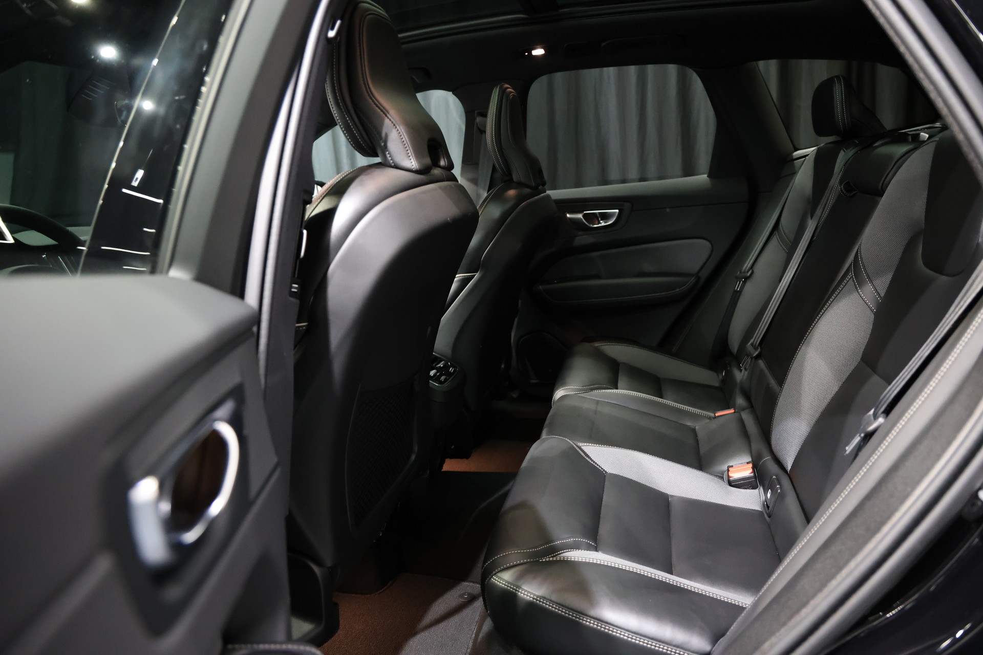 VOLVO XC60 B5 Benzin Mild Hybrid AWD Ultra Dark Geartronic-image-8