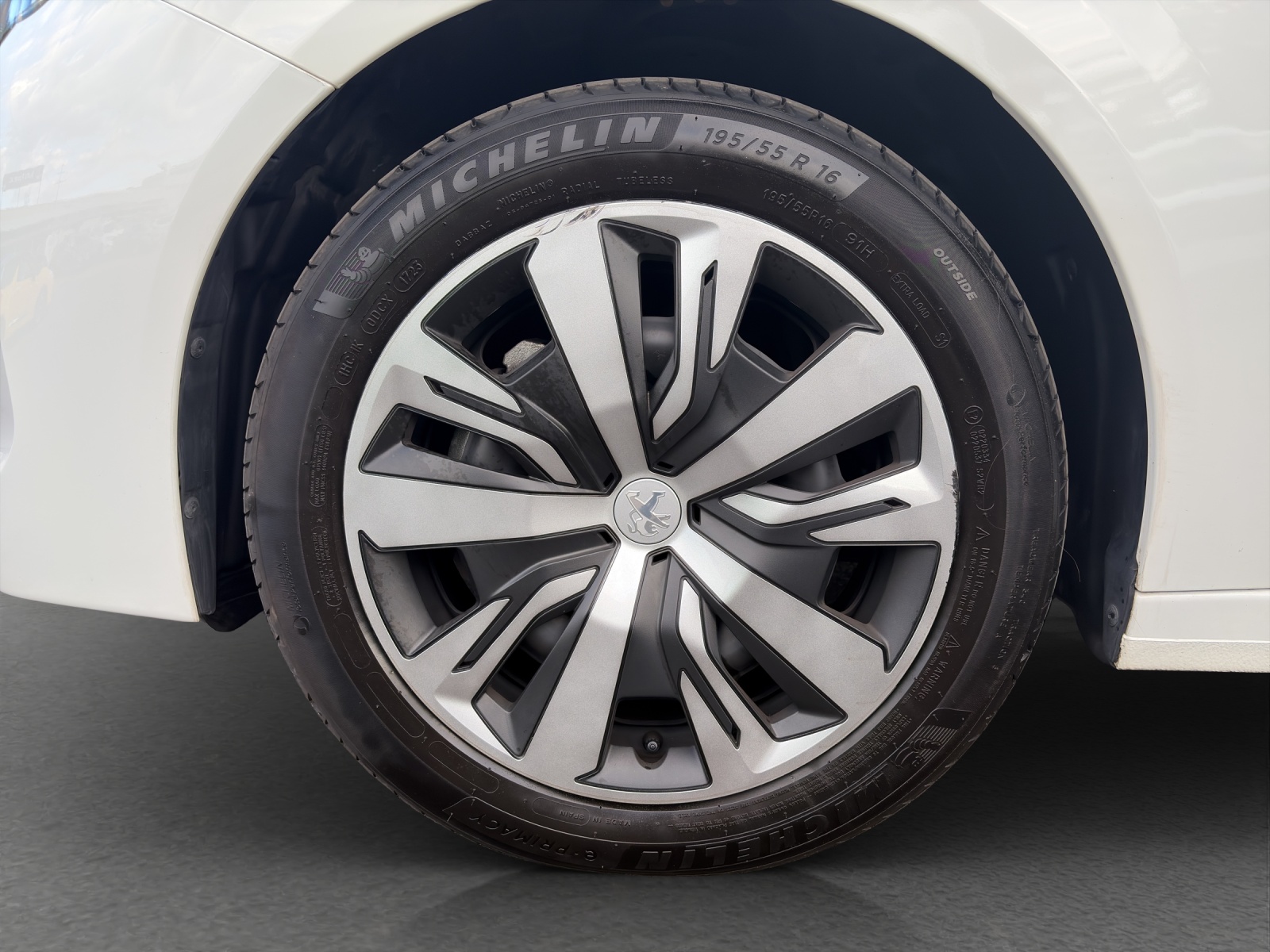 PEUGEOT 208 1.2 PureTech 100 PS Active Pack-image-14