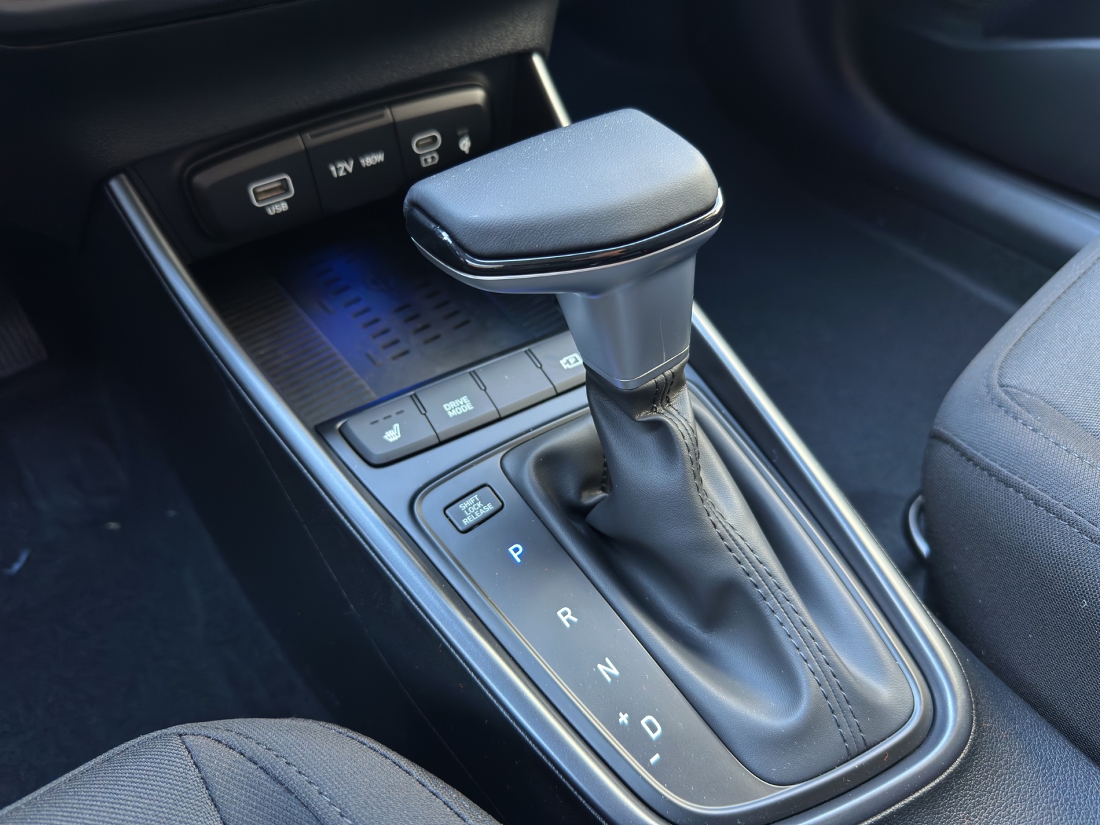 HYUNDAI i20 1.0 T-GDi Amplia Go Pack Safe Tec-image-9