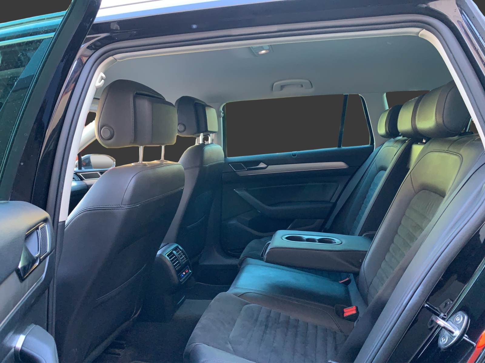 VW Passat Variant 2.0 TDI BMT High. DSG 4Motion-image-19