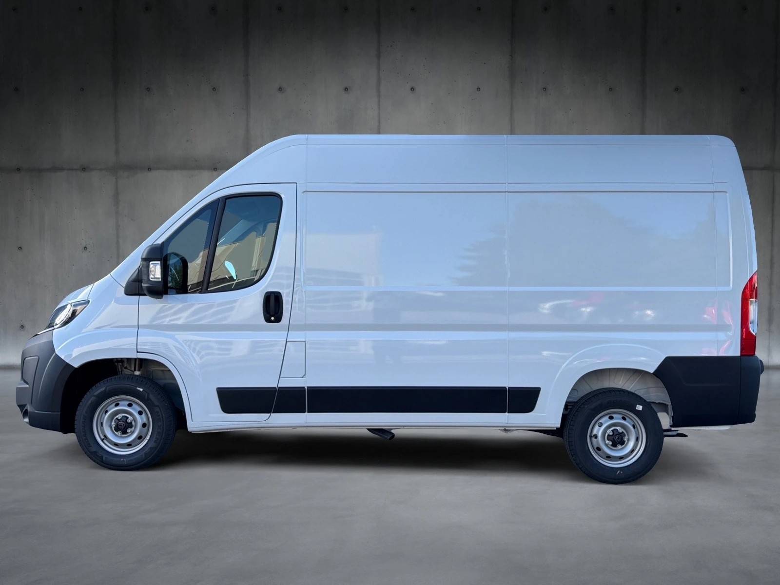 PEUGEOT Boxer 2.2 HDI 335 L2H2-image-1
