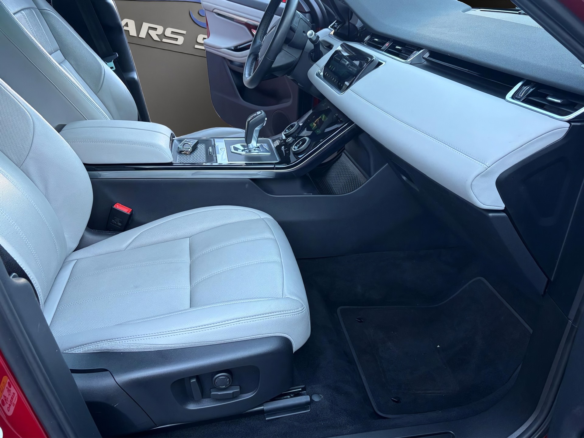 LAND ROVER Range Rover Evoque P 300e SE AT8-image-23